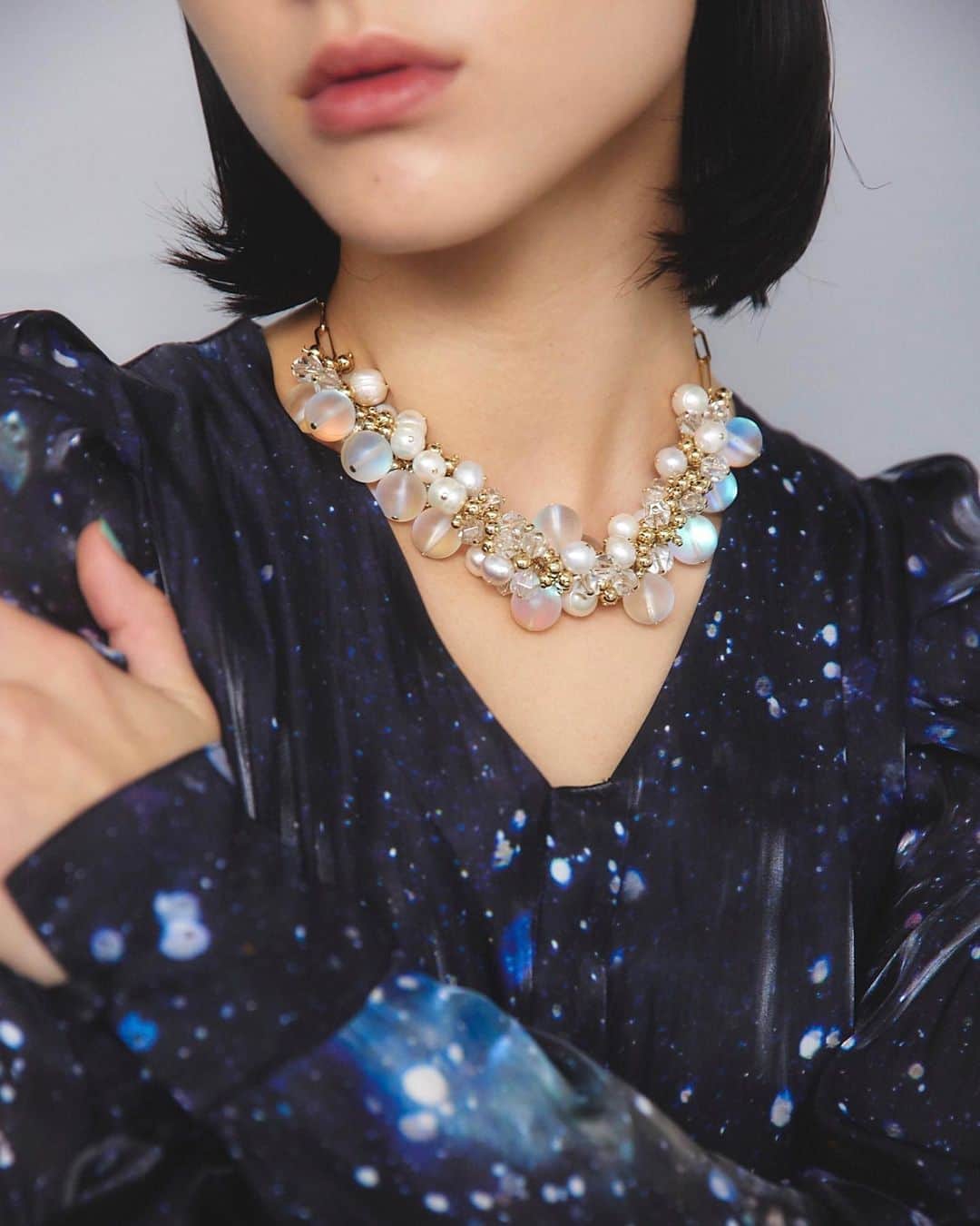 M U R R A Lのインスタグラム：「. 2023 Fall / Winter Collection FRAGILE  "Letter" necklace / GOLD (＊LAST ONE) "Letter" long dress / Black  "雪は天からの手紙である" 中谷宇吉郎氏の言葉から降り注ぐ雪をデザイナー自ら撮影しグラフィックへと落とし込んだドレス 雪面に反射した光の粒子をパーツに込めて1点1点デザイナー自ら手作業によって制作された"Letter" necklace  いくばくかの想いを託した、まるで手紙のようなアイテム達。 儚さをその身に宿して。  #MURRAL #23FW #FRAGLE」