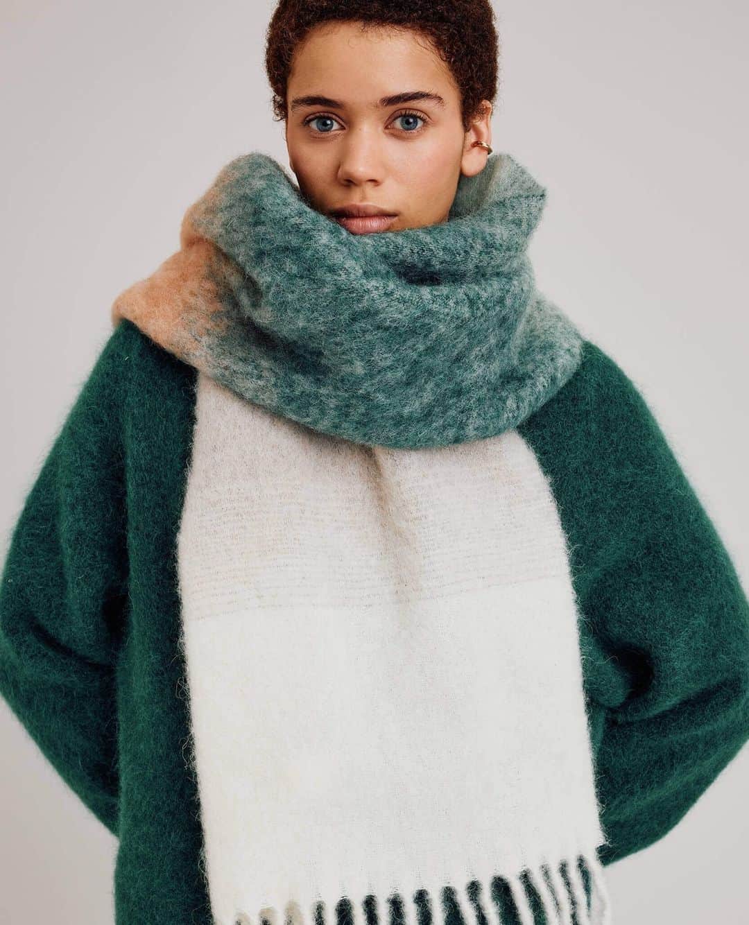 ヒューマノイドのインスタグラム：「Wrapped up and ready for the weekend 💚」
