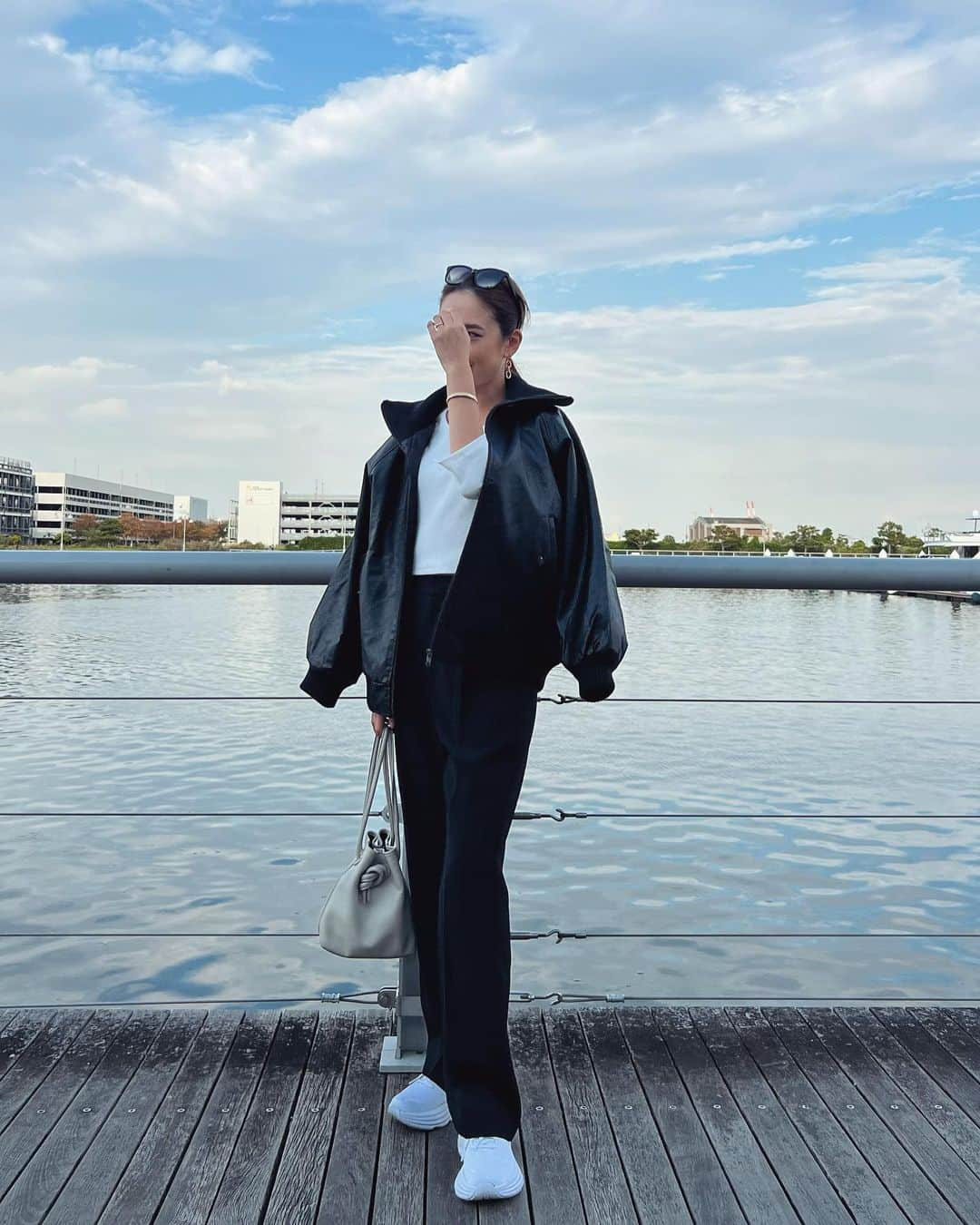 MAICOさんのインスタグラム写真 - (MAICOInstagram)「#outfit . . 横浜ベイサイドへお買物に行った日🛍️  ヴィンテージライクなフェイクレザーと、リブタートルの大きめな襟がポイントのブルゾン。  オーバーサイズだからハードな印象になりすぎず、私のようなシンプルコーデにはもちろん、ガーリーなワンピースなんかにも合わせやすいです😊 ブラックのMサイズを着用しています！  Jacket... @classicalelf_official   #クラシカルエルフ #classicalelf #エルフコーデ #java #ジャバ #ユニクロ #ザラ #zozo #zozotown #zozo購入品 #zozotown購入品 #レザージャケット #フェイクレザー #タートルネック#プチプラコーデ#骨格ウェーブ」11月3日 20時15分 - maico0327