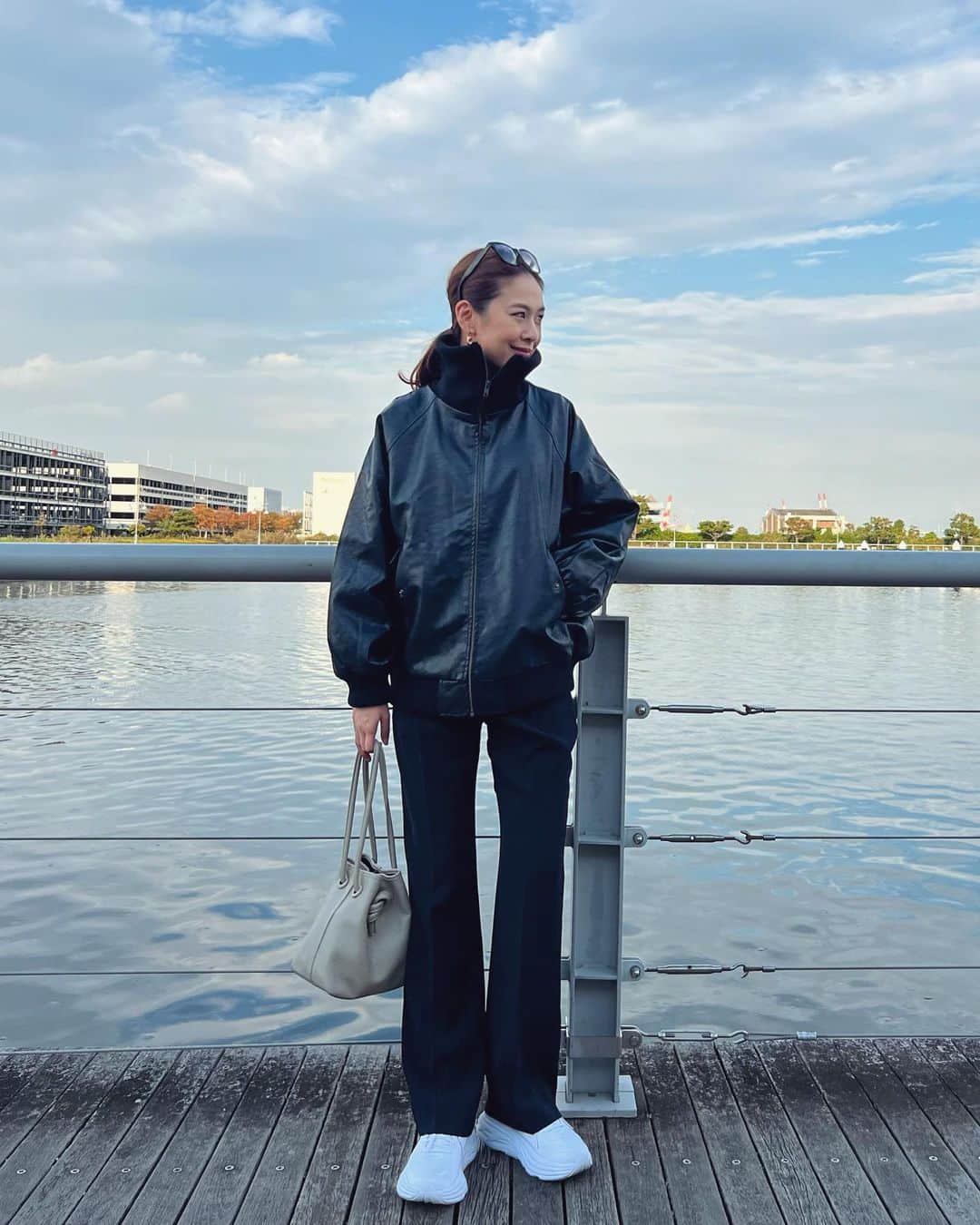 MAICOさんのインスタグラム写真 - (MAICOInstagram)「#outfit . . 横浜ベイサイドへお買物に行った日🛍️  ヴィンテージライクなフェイクレザーと、リブタートルの大きめな襟がポイントのブルゾン。  オーバーサイズだからハードな印象になりすぎず、私のようなシンプルコーデにはもちろん、ガーリーなワンピースなんかにも合わせやすいです😊 ブラックのMサイズを着用しています！  Jacket... @classicalelf_official   #クラシカルエルフ #classicalelf #エルフコーデ #java #ジャバ #ユニクロ #ザラ #zozo #zozotown #zozo購入品 #zozotown購入品 #レザージャケット #フェイクレザー #タートルネック#プチプラコーデ#骨格ウェーブ」11月3日 20時15分 - maico0327