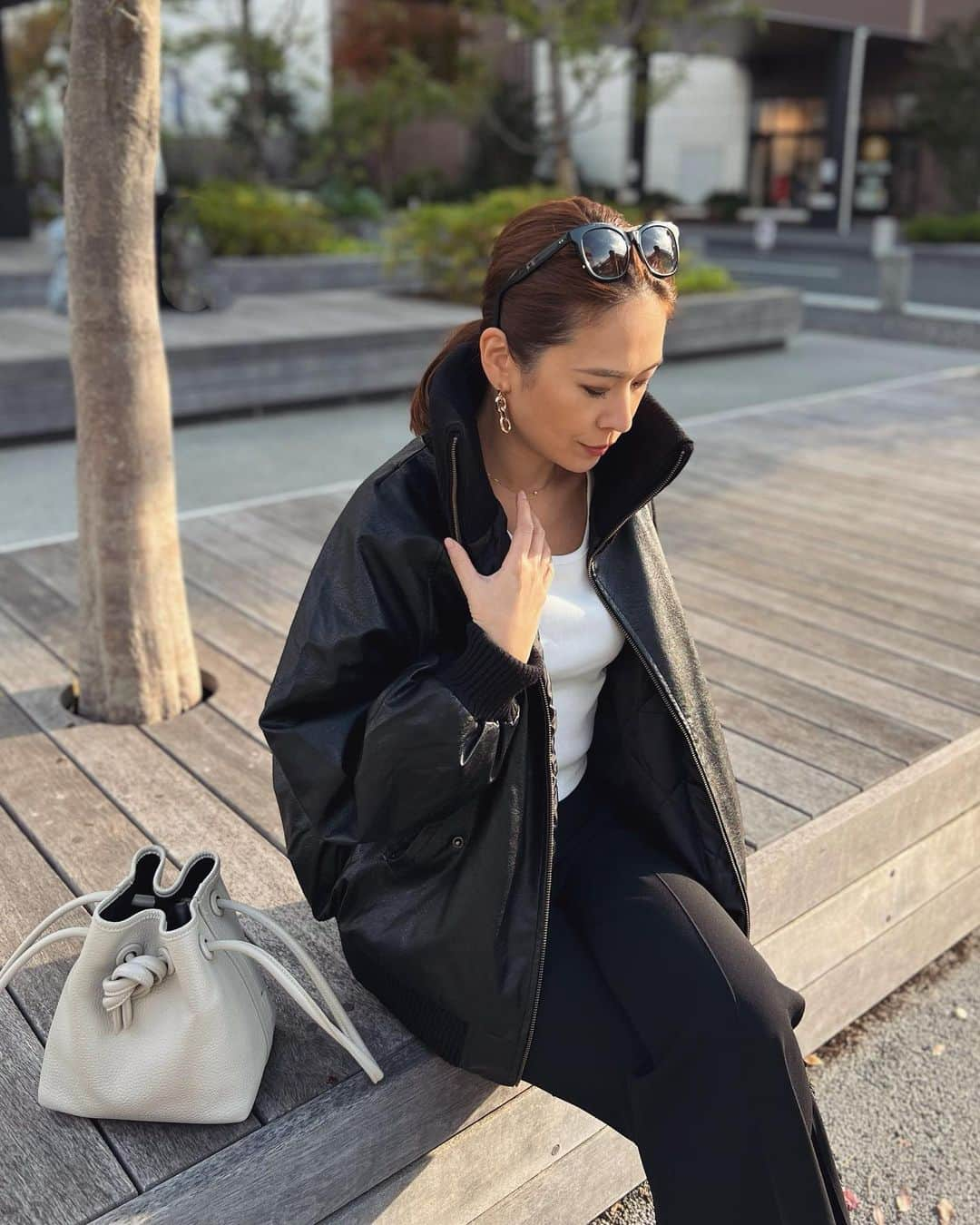 MAICOさんのインスタグラム写真 - (MAICOInstagram)「#outfit . . 横浜ベイサイドへお買物に行った日🛍️  ヴィンテージライクなフェイクレザーと、リブタートルの大きめな襟がポイントのブルゾン。  オーバーサイズだからハードな印象になりすぎず、私のようなシンプルコーデにはもちろん、ガーリーなワンピースなんかにも合わせやすいです😊 ブラックのMサイズを着用しています！  Jacket... @classicalelf_official   #クラシカルエルフ #classicalelf #エルフコーデ #java #ジャバ #ユニクロ #ザラ #zozo #zozotown #zozo購入品 #zozotown購入品 #レザージャケット #フェイクレザー #タートルネック#プチプラコーデ#骨格ウェーブ」11月3日 20時15分 - maico0327