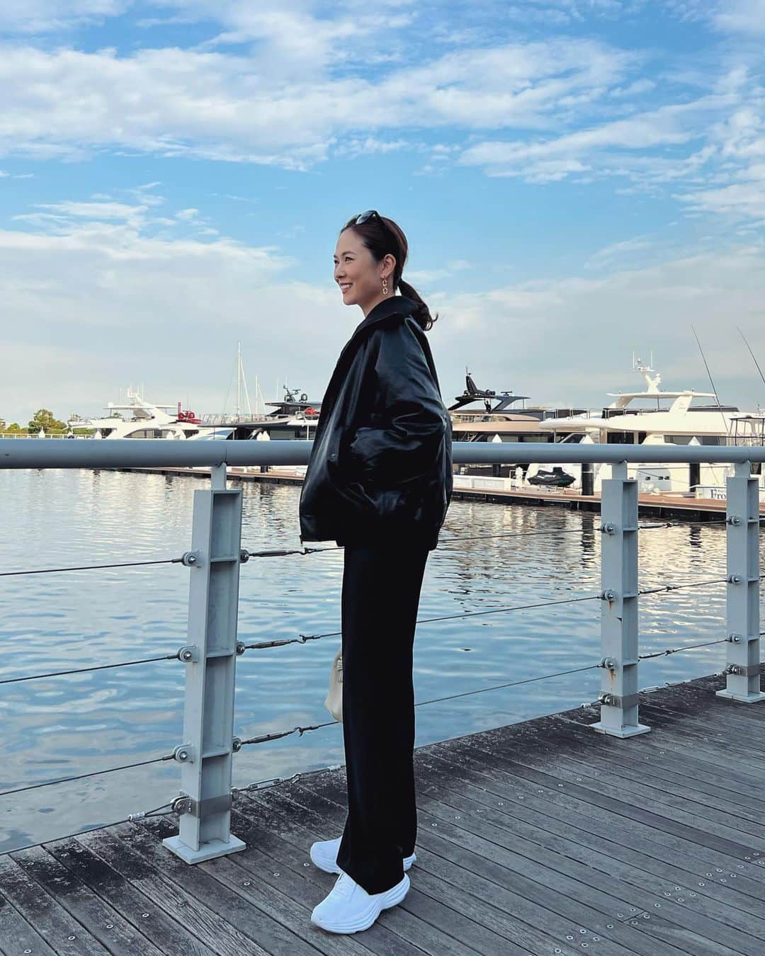 MAICOさんのインスタグラム写真 - (MAICOInstagram)「#outfit . . 横浜ベイサイドへお買物に行った日🛍️  ヴィンテージライクなフェイクレザーと、リブタートルの大きめな襟がポイントのブルゾン。  オーバーサイズだからハードな印象になりすぎず、私のようなシンプルコーデにはもちろん、ガーリーなワンピースなんかにも合わせやすいです😊 ブラックのMサイズを着用しています！  Jacket... @classicalelf_official   #クラシカルエルフ #classicalelf #エルフコーデ #java #ジャバ #ユニクロ #ザラ #zozo #zozotown #zozo購入品 #zozotown購入品 #レザージャケット #フェイクレザー #タートルネック#プチプラコーデ#骨格ウェーブ」11月3日 20時15分 - maico0327
