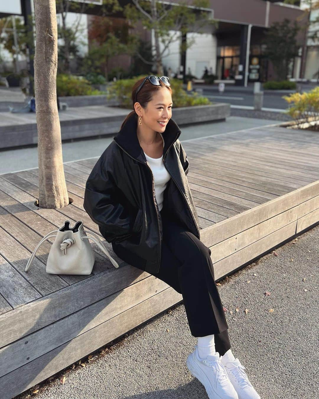 MAICOのインスタグラム：「#outfit . . 横浜ベイサイドへお買物に行った日🛍️  ヴィンテージライクなフェイクレザーと、リブタートルの大きめな襟がポイントのブルゾン。  オーバーサイズだからハードな印象になりすぎず、私のようなシンプルコーデにはもちろん、ガーリーなワンピースなんかにも合わせやすいです😊 ブラックのMサイズを着用しています！  Jacket... @classicalelf_official   #クラシカルエルフ #classicalelf #エルフコーデ #java #ジャバ #ユニクロ #ザラ #zozo #zozotown #zozo購入品 #zozotown購入品 #レザージャケット #フェイクレザー #タートルネック#プチプラコーデ#骨格ウェーブ」