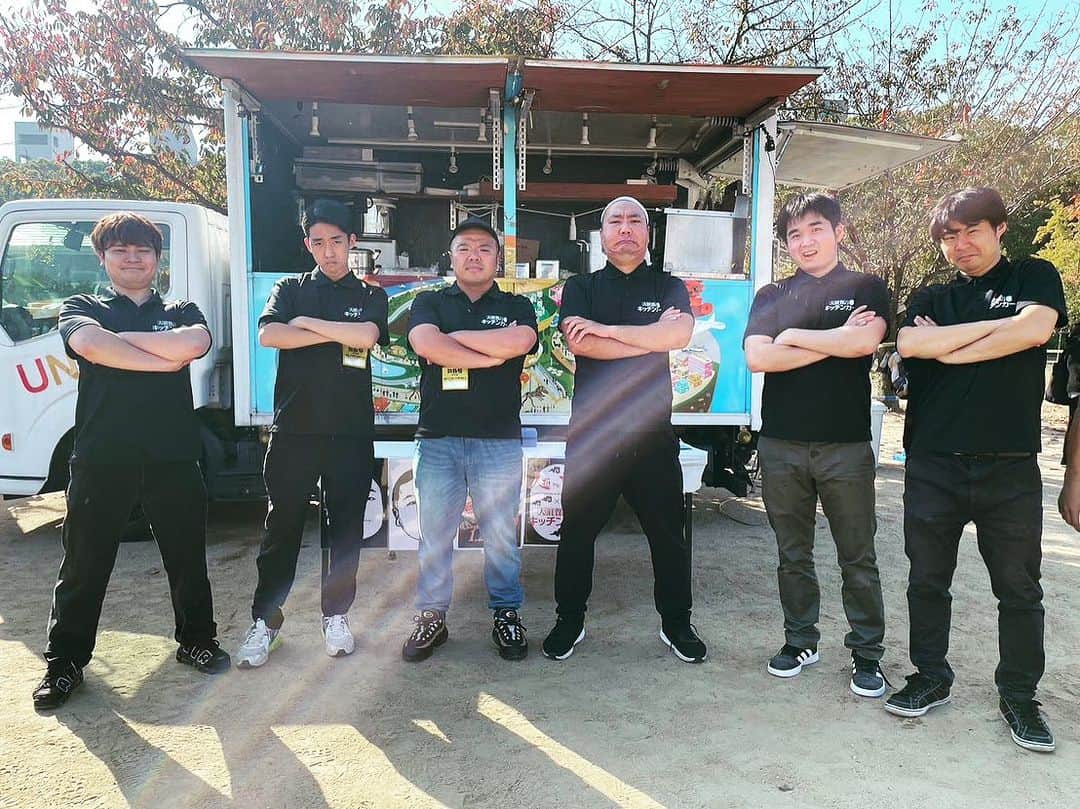 のインスタグラム：「今日は長居公園でのMBSラジオ秋まつりでキッチンカーを出しました。  開店時に電気トラブルなどがあり提供が遅くなってしまいすみませんでした。  その後も行列ズラリの大好評でありがとうございました。  途中学園祭で離脱しました。  学園祭終わり長居公園に戻るロケ車に学園祭で一緒だった河野さんが乗りこんで来て、長居公園でうちのラーメンを食べてました。  怖かったです。  なにもいらない。」