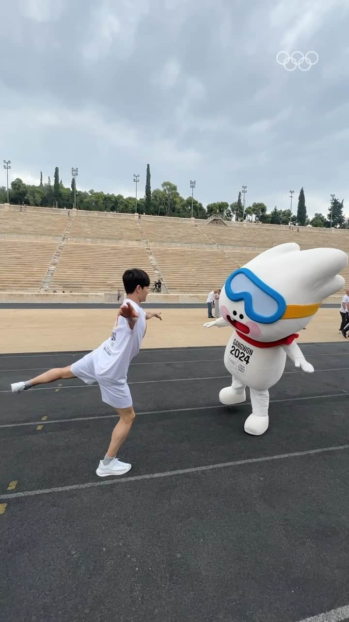 平昌オリンピックのインスタグラム：「뭉초 실력 어때요?❄️  아테네 파나티나이코 스타디움에서 열린 김현겸의 일일 피겨스케이팅 강좌⛸️  #올림픽 | #강원2024 | #2024강원동계청소년올림픽 | #Gangwon2024 | #YouthOlympics @gangwon2024」