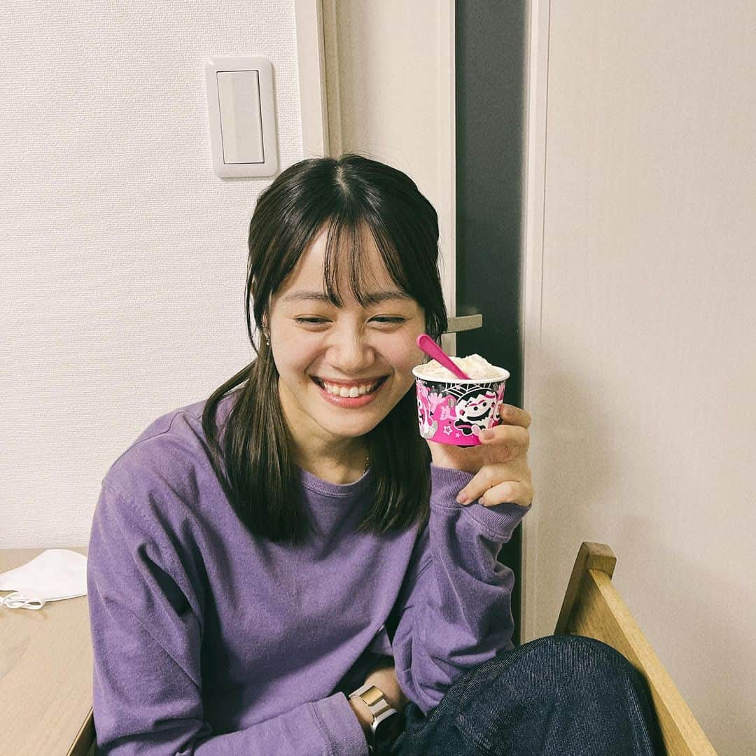 伊藤美来のインスタグラム：「🍨  親友夫婦が誕生日お祝いしてくれたとき。 ストロベリーちーずけーきが一番好きです  #みくです☺︎ #アイスクリーム  #サーティワン」