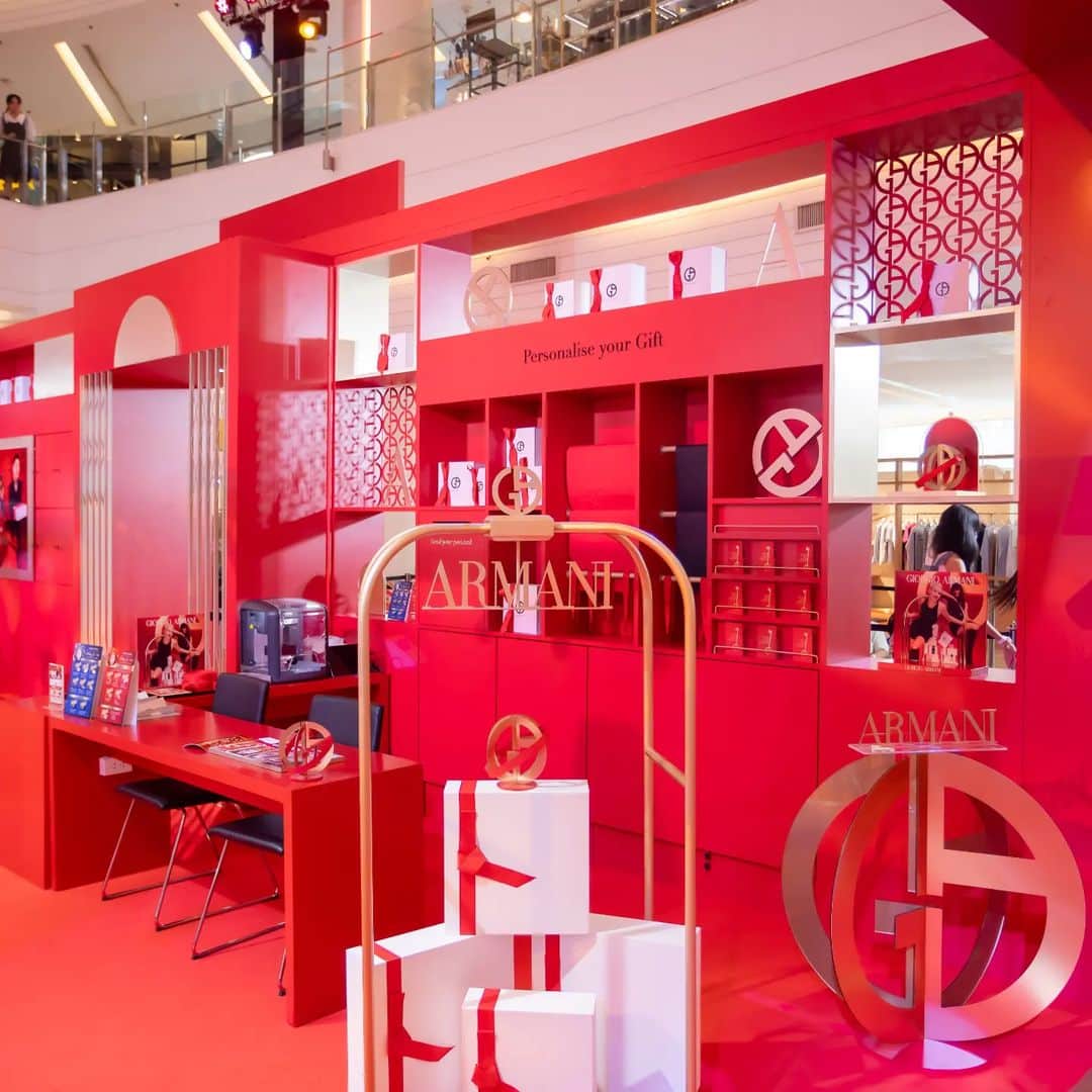 CeCi Thailandのインスタグラム：「งานอีเวนต์สุดยิ่งใหญ่ “The Armani Gift House” จาก Armani Beauty (@armanibeauty) ที่จัดขึ้นเพื่อต้อนรับเทศกาลแห่งความสุข พร้อมให้ทุกคนได้เลือกสรรของขวัญชุดพิเศษให้กับคนพิเศษ ด้วย Holiday Collection สุดเลอค่า ที่มีให้เลือกช้อปกว่า 14 เซ็ต ทั้งน้ำหอมและเมคอัพไอเท็มชิ้น Must-Have ตั้งแต่วันนี้ – 7 พ.ย. 66 ที่ชั้น 1 แฟชั่น ฮอลล์ สยามพารากอน  #ArmaniBeautyTH #TheArmaniGiftHouse #HolidayCollection」