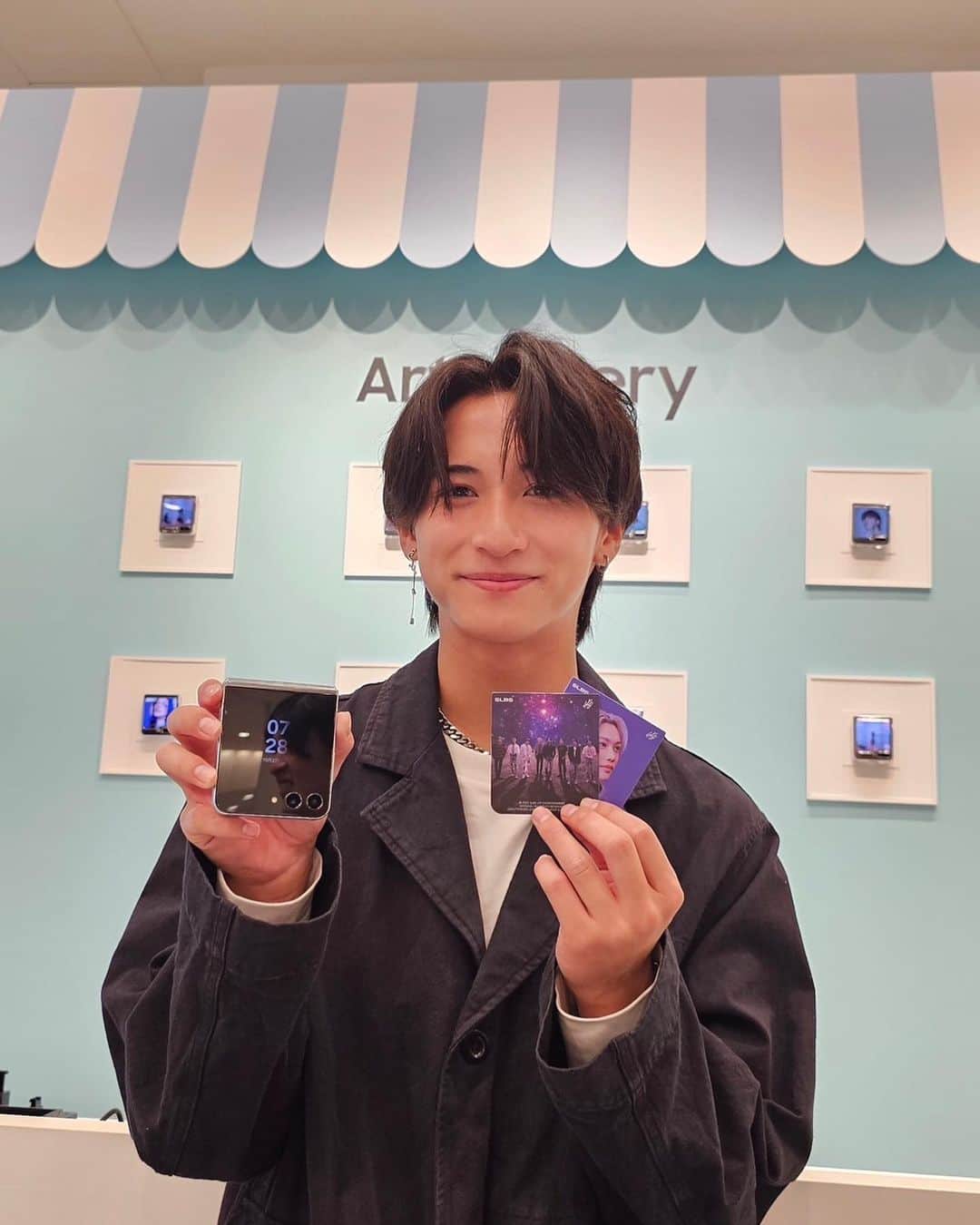 のインスタグラム：「なんばマルイ1階のGalaxy Studio Osakaに遊びに行ってきました〜！！  Galaxyのスマートフォンや新製品のGalaxy Z Flip5を体験してきたんやけど、僕みたいな機械音痴でもできるくらい写真&動画編集がめちゃくちゃ簡単すぎてびっくりした！！  珍しい折り畳み式の最新スマホで パカパカできるの新鮮で楽しかったよー！！  開けた状態だけじゃなくて、 閉じていても外にも液晶画面があって使えるから未来感じた！！！！  そのおかげで外カメで写真&動画を撮るのがめちゃ簡単やったで！！🏙️ （ちなみに外カメの方が盛れるからめちゃくちゃ嬉しい機能🫶）  Galaxy Studio Osakaではカプセルトイなんかもあるから行くだけでも楽しいかも！！ 他にも色々な機能や体験ができるからぜひ一度行ってみてねー！！🤩  #PR #GalaxyStudioOsaka #JoinTheFlipSide  #GalaxyZFlip5  #GalaxyZFold5  #GalaxyWatch6  #GalaxyTabS9」