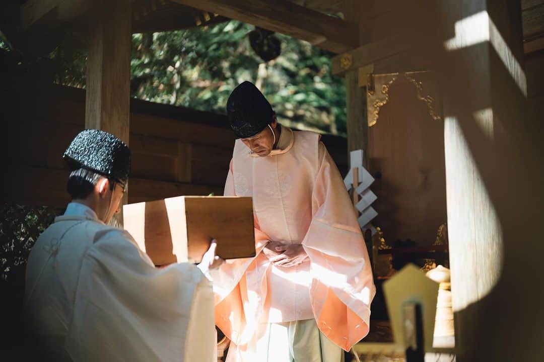 貴船神社のインスタグラム：「秋季御更衣祭  御更衣祭とは神様のお召し物を替えていただく祭儀で、本宮・奥宮の両殿御内陣にて新しい神御衣（かんみそ）を奉献します。」