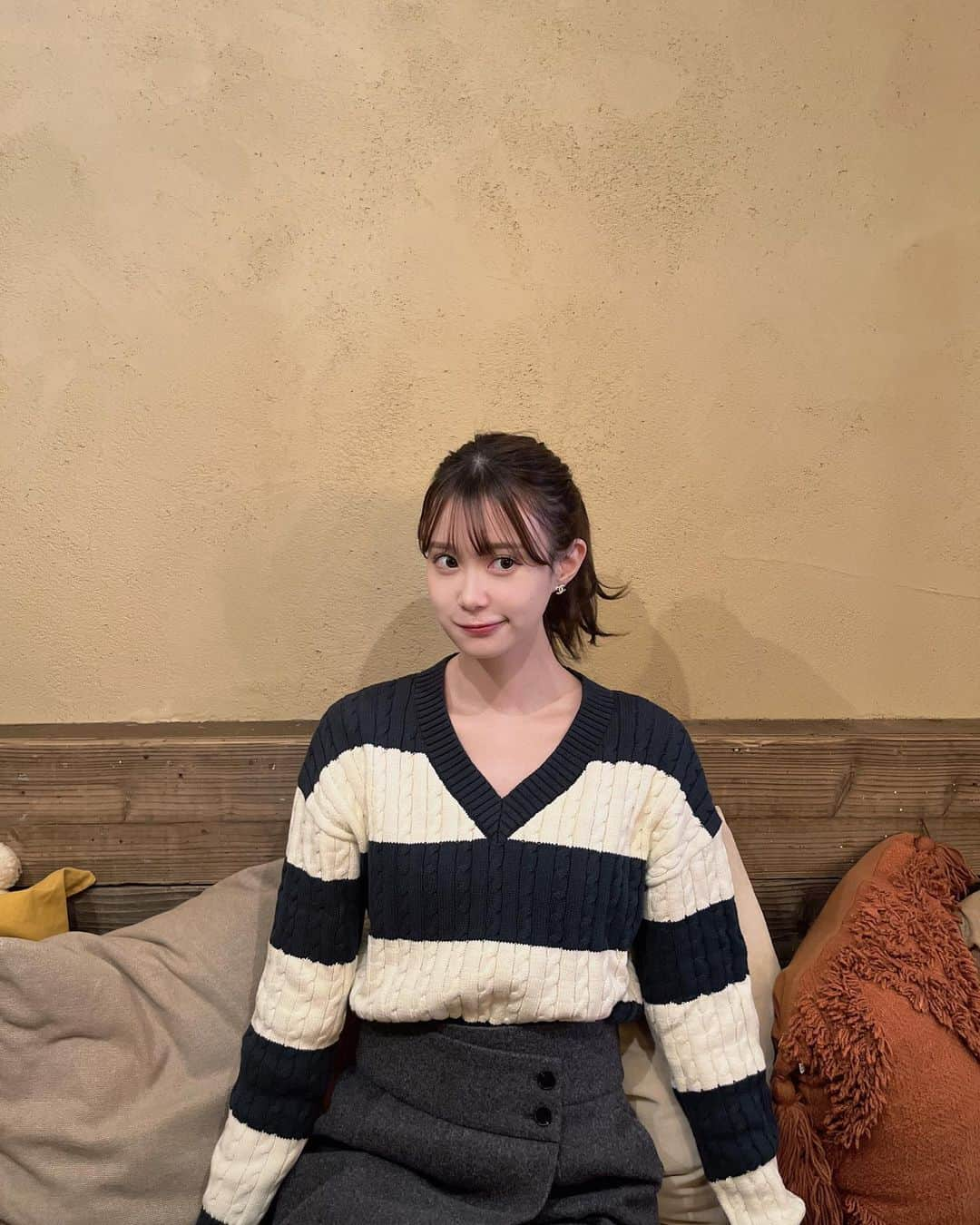 中野妃菜のインスタグラム：「朝から行動って幸せ〜 今日はカフェしたよ☕️ 上の服は韓国で買ったの〜🇰🇷 そして最近メイクちょっと変えたのわかる？♡  #cafe #ootd」