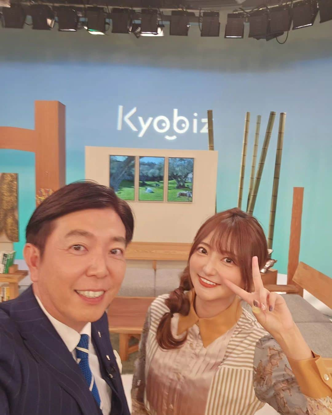 竹内弘一のインスタグラム：「このあと21:00からKyobiz生放送！ 羽田さんは衣装の撮影一生懸命(笑) きょうもよろしくお願いいたします！  #kyobiz #京都中央信用金庫 #中信 #京セラ #kyocera #nidec #堀場製作所 #horiba #島津製作所 #shimadzu #マツシマホールディングス #足立病院 #ワコール #wacoal #リアライズコーポレーション #ニッカテクノ #アースカーゴ #公益社 #voga #kuska #kbs京都 #tv  #竹内弘一 #羽田優里奈」