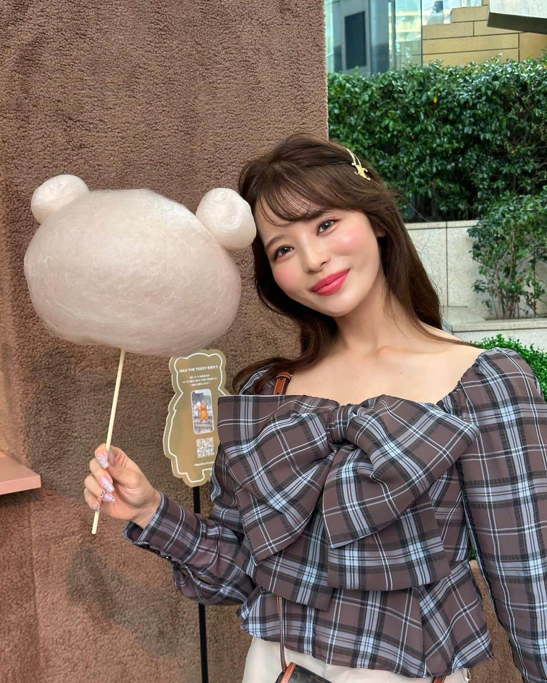 小沼瑞季さんのインスタグラム写真 - (小沼瑞季Instagram)「𝓜𝓪𝔁 𝓜𝓪𝓻𝓪 🧸♥️ ⁡ ⁡ 六本木ヒルズで開催中の マックスマーラのPOPUPでお買い物🎠 テディベアコートが１０周年記念なんだって🐻 ⁡ ⁡ ピンクのテディベアコートを通販で買ったので 今日は肩にかける用のミトンを買ったよ☁️ テディベアずっと欲しかったから嬉しいし このピンクベージュな色味もツボ🩰 ⁡ ⁡ 店員さんもとても優しくて 気持ちよくお買い物できた🙆‍♀️ ⁡ ⁡ わたあめもゲットしたʕ•ᴥ•ʔ ポップアップは三連休いっぱい わたあめやスケートなどのイベントは 今日までらしいので注意です！ ⁡ ⁡ tops,boots #snidel skirt #zara bag #celine ⁡ ⁡ ⁡ #maxmara #maxmarateddyten #roppongihills #マックスマーラ #六本木ヒルズ #テディベアコート #みいきのカフェめぐり☕️🍰」11月3日 20時24分 - mizukikonuma