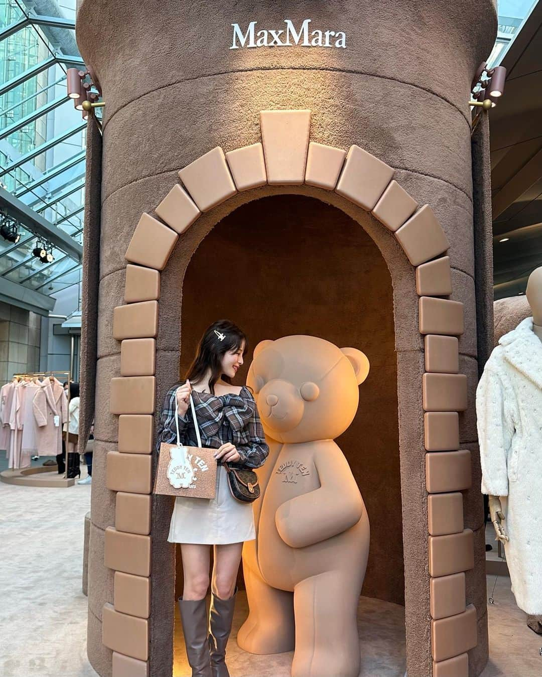 小沼瑞季さんのインスタグラム写真 - (小沼瑞季Instagram)「𝓜𝓪𝔁 𝓜𝓪𝓻𝓪 🧸♥️ ⁡ ⁡ 六本木ヒルズで開催中の マックスマーラのPOPUPでお買い物🎠 テディベアコートが１０周年記念なんだって🐻 ⁡ ⁡ ピンクのテディベアコートを通販で買ったので 今日は肩にかける用のミトンを買ったよ☁️ テディベアずっと欲しかったから嬉しいし このピンクベージュな色味もツボ🩰 ⁡ ⁡ 店員さんもとても優しくて 気持ちよくお買い物できた🙆‍♀️ ⁡ ⁡ わたあめもゲットしたʕ•ᴥ•ʔ ポップアップは三連休いっぱい わたあめやスケートなどのイベントは 今日までらしいので注意です！ ⁡ ⁡ tops,boots #snidel skirt #zara bag #celine ⁡ ⁡ ⁡ #maxmara #maxmarateddyten #roppongihills #マックスマーラ #六本木ヒルズ #テディベアコート #みいきのカフェめぐり☕️🍰」11月3日 20時24分 - mizukikonuma