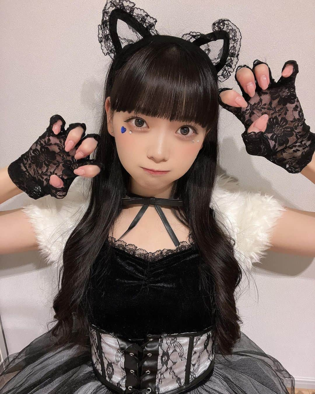 籾山ひめりさんのインスタグラム写真 - (籾山ひめりInstagram)「にゃ🐾💙 ･  #コスプレ #猫 #ぱっつん前髪  #黒髪ロング #ハーフツイン #巻き髪 #ootd  #ひめりの衣装はこれだ」11月3日 20時16分 - momichan_hime