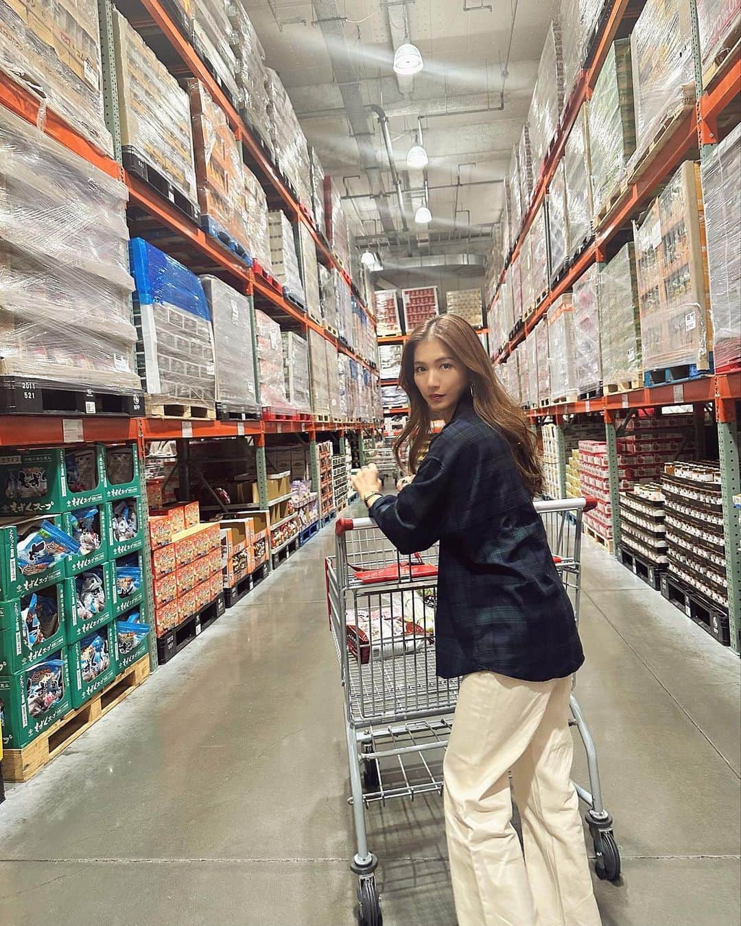 上原歩のインスタグラム：「* Costco 🛒🛒🛒  お家のアレコレ定期調達🥫 大きいカートの扱いがいまだ上達せず、 へっぴり腰で押したり引いたりしています。  ・ _______________________________________________  #love #life #loveislove #costoco #定期調達」