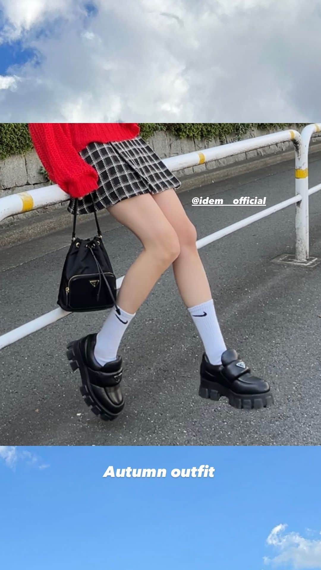 村田倫子のインスタグラム：「♥️🎄  赤い日。  Knit @idem__official  skirt @idem__official  ring & pierce @_.anu.official_  bag @prada   #idem_idea #fyp #pradabag  #クリスマス」