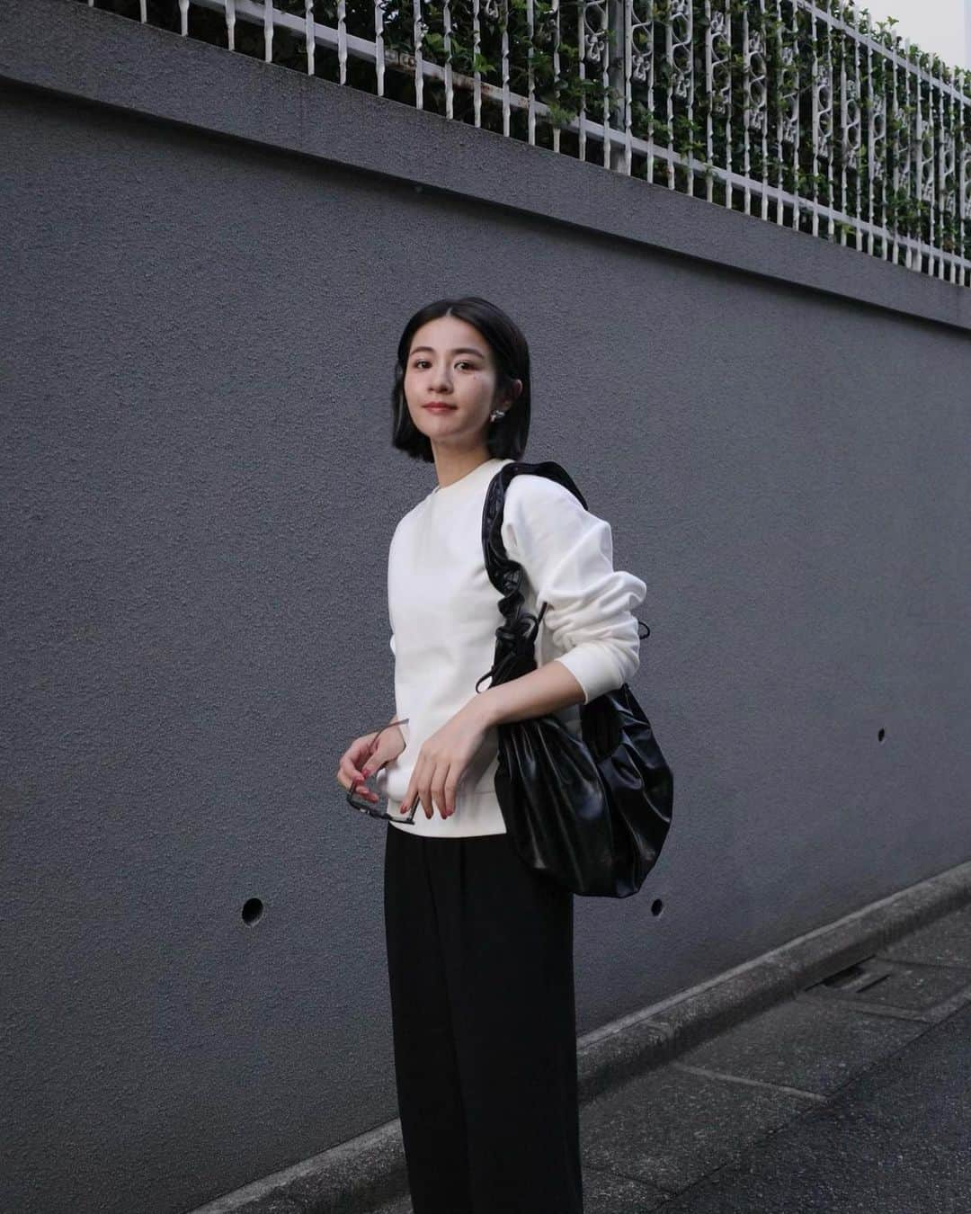 中瀬古ゆきなさんのインスタグラム写真 - (中瀬古ゆきなInstagram)「kushu kushu bag.  シンプルなコーディネートの ポイントになるバッグ。  スマートなフォルムなのに大容量なので 1Lの牛乳パック2本くらい入りました。笑  ショルダー部分は左右の紐の調節も◎  @ua_greenlabel × @allahollon_official のコラボアイテムでオンラインはもちろん グリーンレーベルリラクシング全店舗で買えます！  sweat #akte pants #nae bag #uagreenlabel × #allahollon  boots #untishold   #greenlabelrelaxing #allahollon #グリーンレーベルリラクシン#オラホロン #シンプルコーデ」11月3日 20時25分 - yuch1129