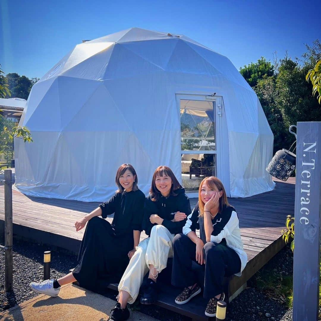 冨士木耶奈さんのインスタグラム写真 - (冨士木耶奈Instagram)「. 先日釣ったカマスは @glampdome_isekashikojima さんにて BBQで塩焼きに〜🐟💕  宿泊施設も最高に居心地がよくって どこ撮っても映え映えで 心も体も休まりました〜っ🏕️✨　 ご飯も最高においしくて 毎日泊まりたいぐらい、 気に入ってしまった🫣🌈  おねぇちゃんたちとも 年齢バラバラでも なぜか気を使わない 友達のような、家族のような🫶 とにかくらびゅですっ❤️ はやく会いたいなぁ〜🥰🥰！  #グランドーム伊勢賢島 #女子会  #bbq #グランピング #お泊まり会  #釣りキャンプ #塩焼き #船釣り」11月3日 20時20分 - fishing_kana