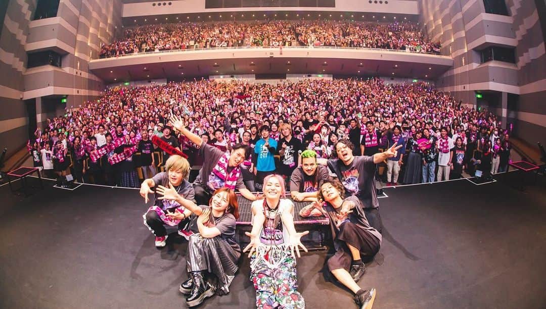 LiSAさんのインスタグラム写真 - (LiSAInstagram)「LiVE is Smile Always〜LANDER〜広島🔴 強すぎーーー！ どんどん最高を上乗せしてくれてありがとうーーー！！🥳❤️‍🔥❤️‍🔥 またあそぼうね！ 次回は明後日11公演目、愛媛です🍊 よろしくねっ☻♡ #LANDERツアー　#LiSA」11月3日 20時23分 - xlisa_olivex