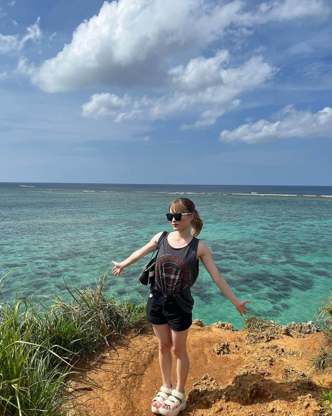 平瀬美里さんのインスタグラム写真 - (平瀬美里Instagram)「沖縄写真続き🏝️  海も空も綺麗すぎませんかーーー この場所まで行くのに草むらの中入ってってちょー大変でした🍃  なんかさ、一枚目のみぃ小人みたいだね（笑）  ちなみに みんなが気になってるみいの腕にある蝶々とお花はタトゥーシールです🦋🥀」11月3日 20時33分 - misatohirase