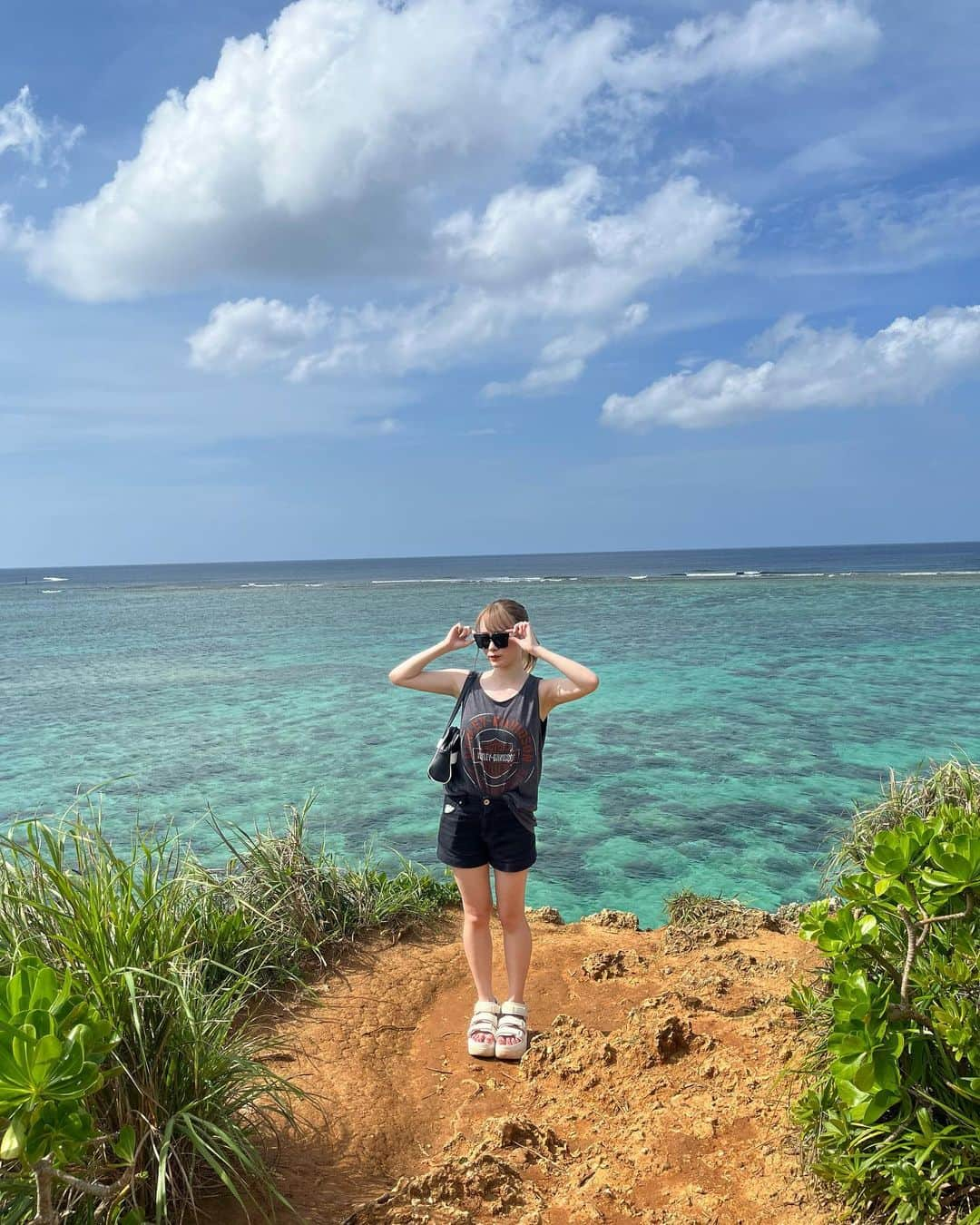 平瀬美里のインスタグラム：「沖縄写真続き🏝️  海も空も綺麗すぎませんかーーー この場所まで行くのに草むらの中入ってってちょー大変でした🍃  なんかさ、一枚目のみぃ小人みたいだね（笑）  ちなみに みんなが気になってるみいの腕にある蝶々とお花はタトゥーシールです🦋🥀」