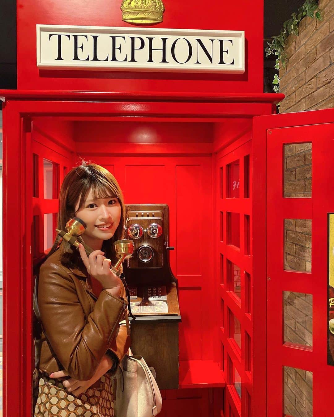 佐藤朱のインスタグラム：「もしも〜し☎️ . 電話ボックス、最後に利用したのはいつだったかなぁ…🤔💭 #フォトスポット #電話ボックス #北海道 #札幌」