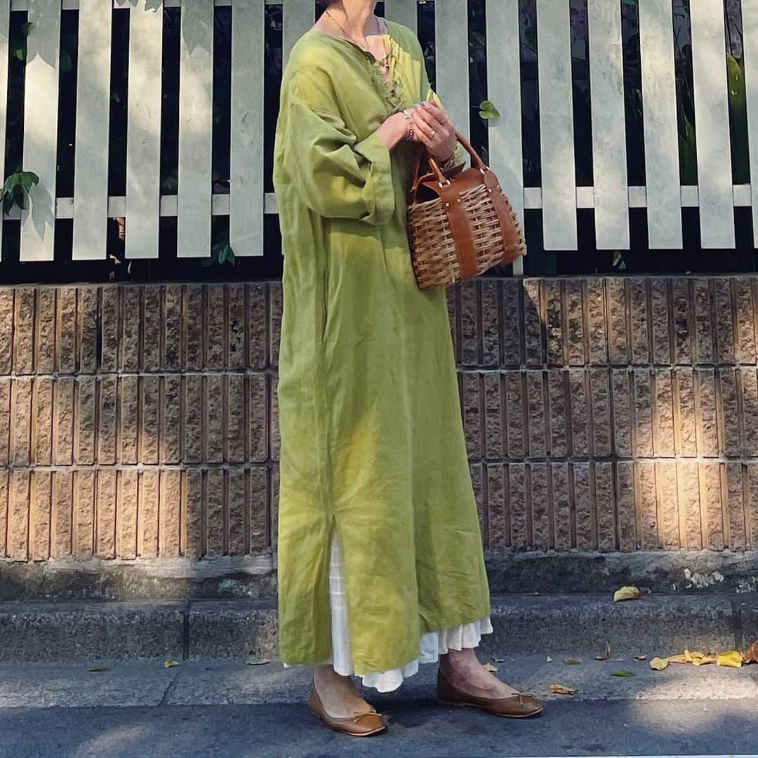 canariaのインスタグラム：「_  羽織を持って行きましたが 着ることもなく、暖かい1日。  dress #slobeiena shoes #citen bag #fleastorevegetal   #アラフィフファッション #50代ファッション #大人カジュアル #canariacoordinates」