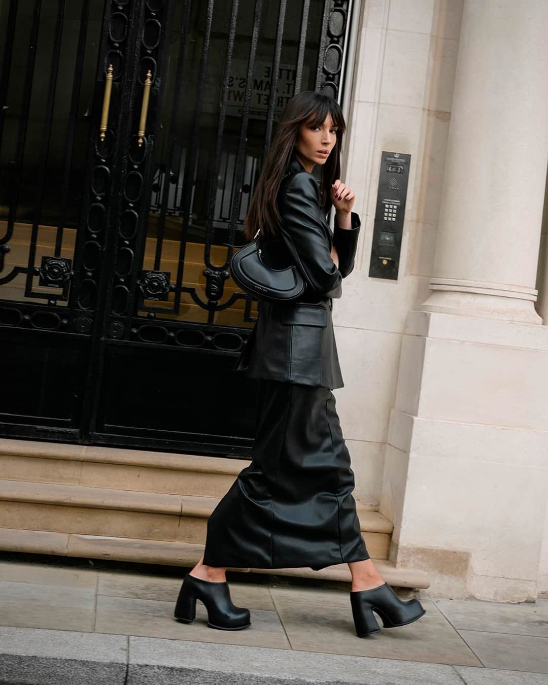 CHARLES & KEITH JAPAN CHARLES & KEITHのインスタグラム：「⁠@yvzux は、アイキャッチィなペトラ カーブショルダーバッグ⁠とピクシー プラットフォームミュールで、オールブラックコーディネートを印象的にアップデート。⁠ ⁠ Petra ペトラ カーブショルダーバッグ⁠ (Article No. CK2-20271258)⁠ Pixie ピクシー プラットフォームミュール⁠ (Article No. CK1-60280412)⁠ ⁠ #CharlesKeithPetra⁠ #CharlesKeithFW23⁠ #チャールズアンドキース⁠ #ImwithCharlesKeith⁠」
