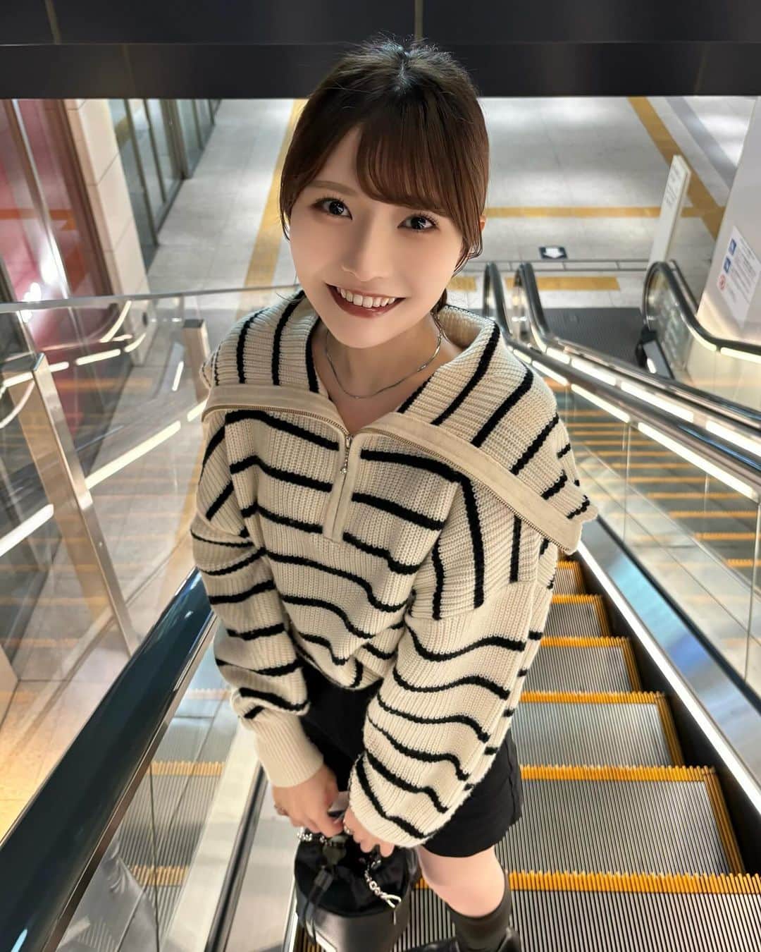 秦はるかのインスタグラム：「ライブ帰りに撮ってもらった🎧 生の音楽は最高ですね☺︎」
