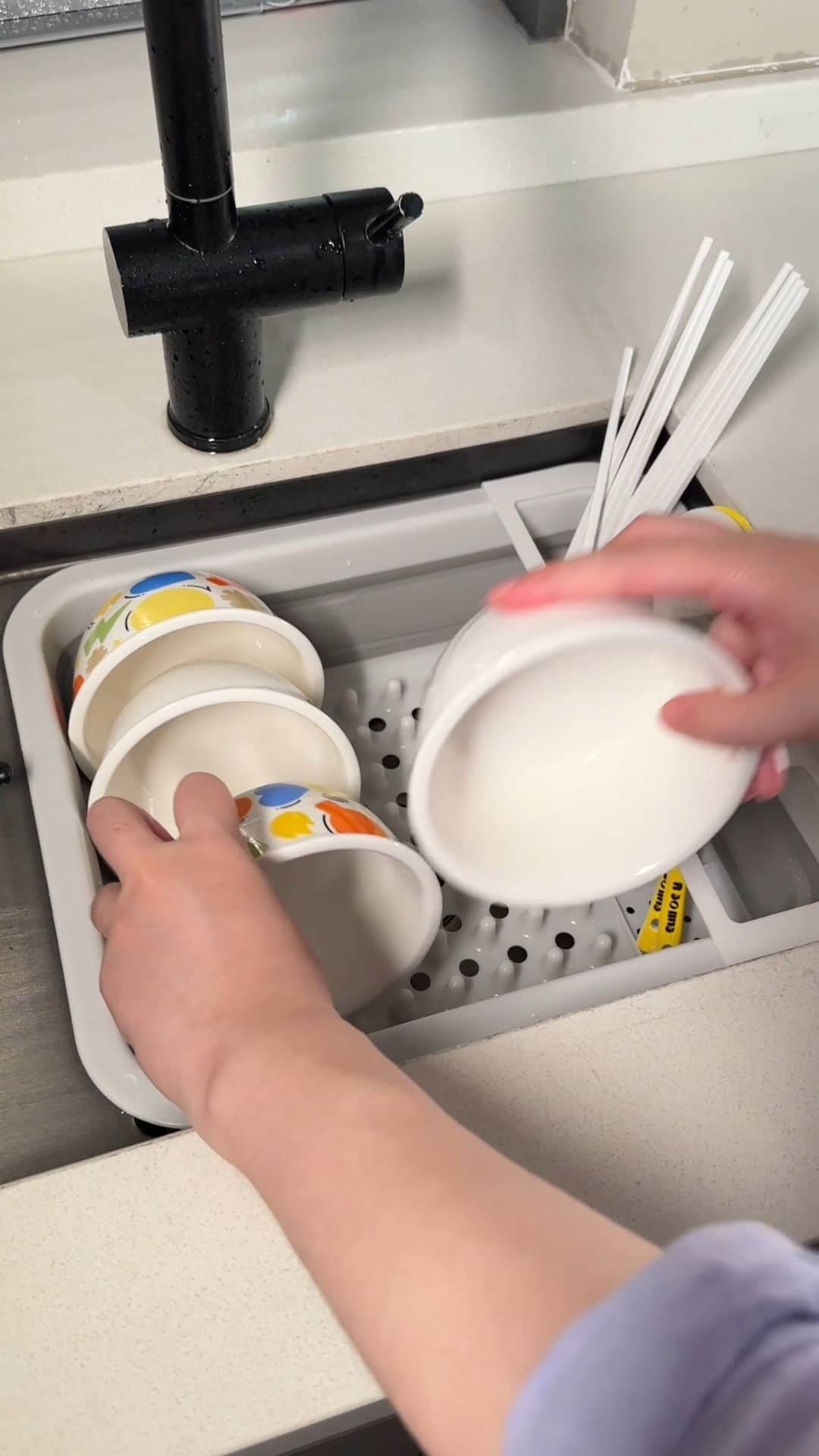 SHEINのインスタグラム：「Rinse veggies & dishes without the splash, just dry and stash! 💦💫 Save your counters from clutter with our compact folding drainer & dish rack 🍽️  🔎 19048221  #SHEIN #SHEINforAll #SHEINstyle #fashion #chic #saveinstyle」