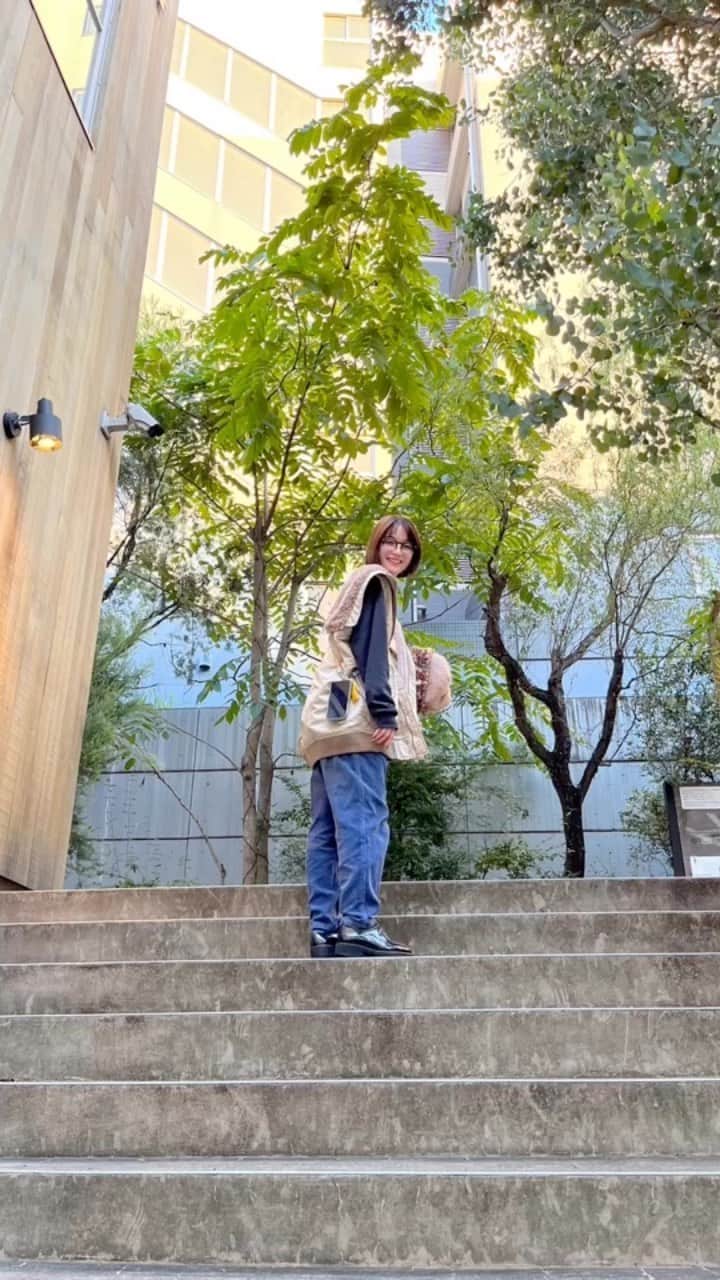 いしだちひろのインスタグラム：「久々に代官山に行ったら 八百屋さんでテンション上がってこのあとに 色々野菜を買ってしまった🍅笑  昼間は意外と気温が高くて かぶっていたニット帽は手持ちになりました。笑 夜は逆に寒くて、 袖を持ってくれば良かったと後悔した😂笑 (ブルゾンは袖が取り外せるタイプなの！) @unitage のものです〜🫶  あっという間に11月！ 今年も1年終わりますねぇ！ そして今日は、 三連休初日！！皆さんいかがお過ごしですか〜？」