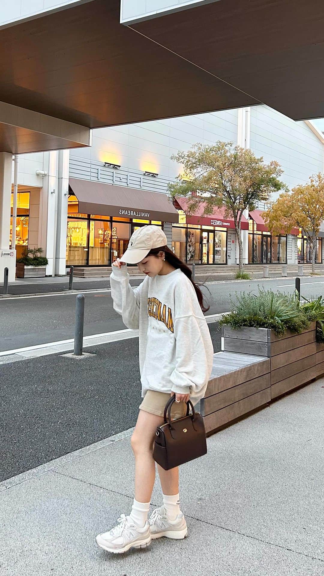 のインスタグラム：「︴autumn coordinate .. 💭🍂  148cm / wave  　  最近の秋コーデまとめた🧺 11月なのにまだちょっと暑いのなにごと~（？）  でもまだ秋服準備する時間ができたってことにしよ👀  . . . #秋コーデ #コーデ紹介 #秋服 #低身長コーデ #デートコーデ #カフェコーデ #カジュアルガーリー #きれいめカジュアル」