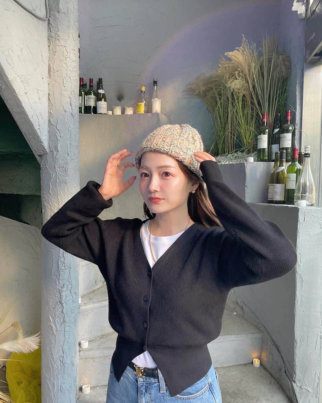 大田くるみさんのインスタグラム写真 - (大田くるみInstagram)「ウエストがキュッてなってて、 ハイゲージニットのリブ素材で だけど程良いゆったり感で肉感拾わなくて、 Vネックで首スッキリの 最強着痩せカーディガンが 来週発売するよ〜！！🤍🥹  中にロンT入れてもいいし、 一枚で着てもよし。（最後の写真！👉） 発売したらまたお知らせするね🤍  この日はあやかと新大久保行って "YouTuberモッパンセット"を 食べたんだけど笑 本当に美味しすぎて幸せだった……🩵  また韓国料理ASMRの動画、撮らなきゃね。笑 . . . #骨格ストレート #骨ストコーデ  #骨スト大勝利  #骨格ストレートコーデ  #低身長コーデ #新大久保」11月3日 20時34分 - kurumimi1113