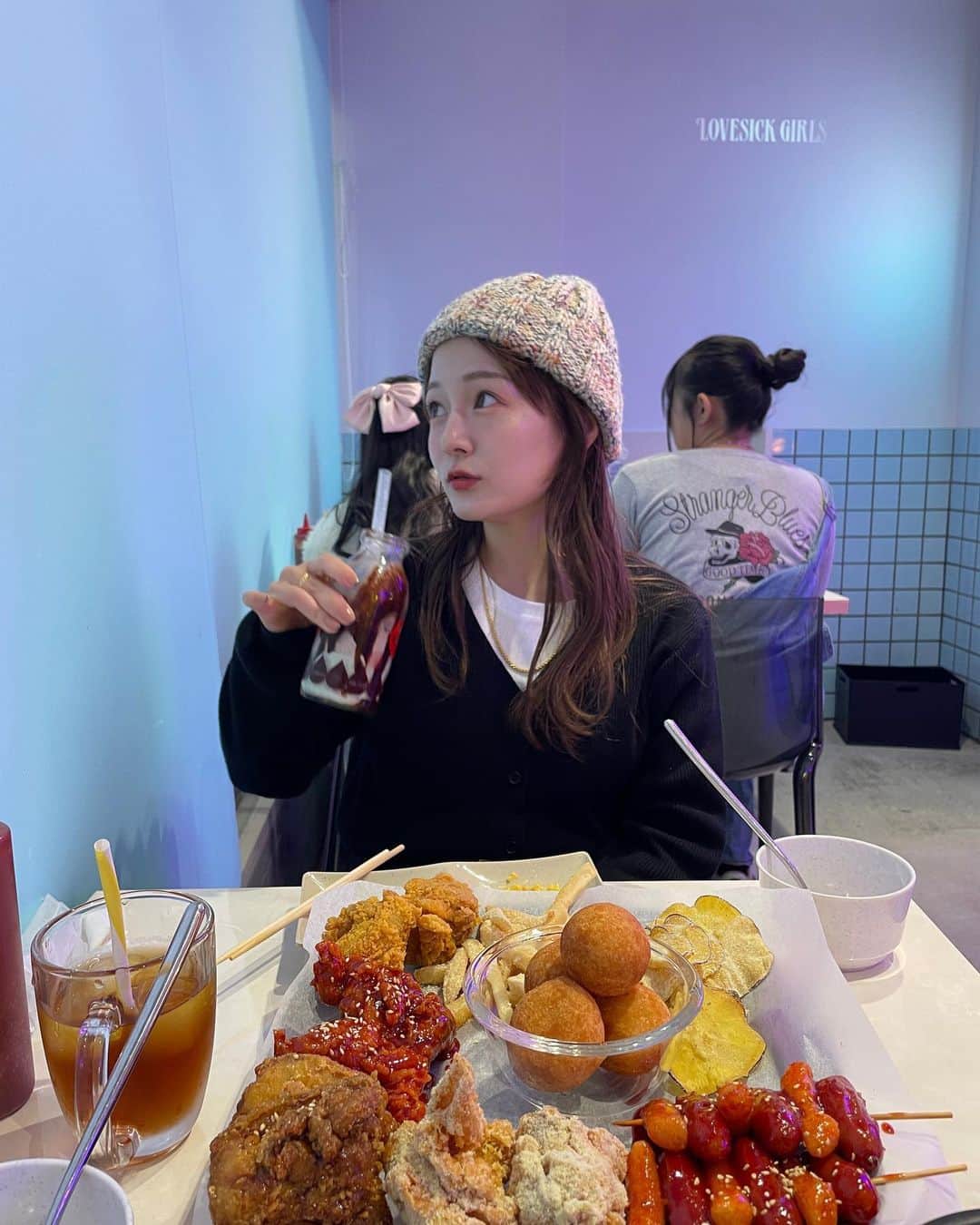 大田くるみさんのインスタグラム写真 - (大田くるみInstagram)「ウエストがキュッてなってて、 ハイゲージニットのリブ素材で だけど程良いゆったり感で肉感拾わなくて、 Vネックで首スッキリの 最強着痩せカーディガンが 来週発売するよ〜！！🤍🥹  中にロンT入れてもいいし、 一枚で着てもよし。（最後の写真！👉） 発売したらまたお知らせするね🤍  この日はあやかと新大久保行って "YouTuberモッパンセット"を 食べたんだけど笑 本当に美味しすぎて幸せだった……🩵  また韓国料理ASMRの動画、撮らなきゃね。笑 . . . #骨格ストレート #骨ストコーデ  #骨スト大勝利  #骨格ストレートコーデ  #低身長コーデ #新大久保」11月3日 20時34分 - kurumimi1113