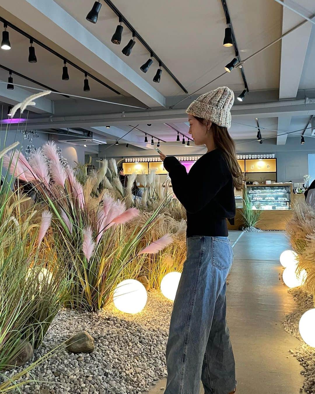 大田くるみさんのインスタグラム写真 - (大田くるみInstagram)「ウエストがキュッてなってて、 ハイゲージニットのリブ素材で だけど程良いゆったり感で肉感拾わなくて、 Vネックで首スッキリの 最強着痩せカーディガンが 来週発売するよ〜！！🤍🥹  中にロンT入れてもいいし、 一枚で着てもよし。（最後の写真！👉） 発売したらまたお知らせするね🤍  この日はあやかと新大久保行って "YouTuberモッパンセット"を 食べたんだけど笑 本当に美味しすぎて幸せだった……🩵  また韓国料理ASMRの動画、撮らなきゃね。笑 . . . #骨格ストレート #骨ストコーデ  #骨スト大勝利  #骨格ストレートコーデ  #低身長コーデ #新大久保」11月3日 20時34分 - kurumimi1113