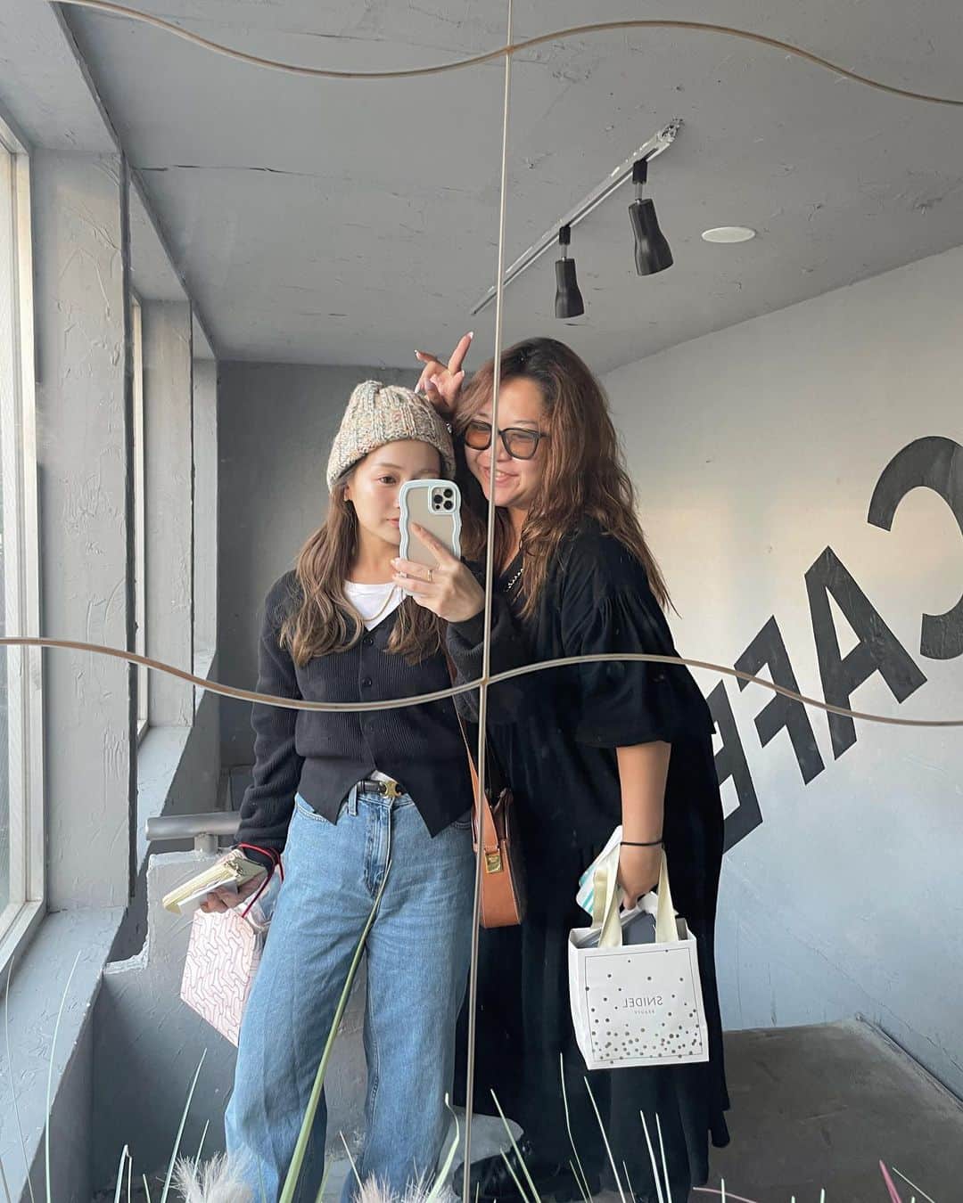 大田くるみさんのインスタグラム写真 - (大田くるみInstagram)「ウエストがキュッてなってて、 ハイゲージニットのリブ素材で だけど程良いゆったり感で肉感拾わなくて、 Vネックで首スッキリの 最強着痩せカーディガンが 来週発売するよ〜！！🤍🥹  中にロンT入れてもいいし、 一枚で着てもよし。（最後の写真！👉） 発売したらまたお知らせするね🤍  この日はあやかと新大久保行って "YouTuberモッパンセット"を 食べたんだけど笑 本当に美味しすぎて幸せだった……🩵  また韓国料理ASMRの動画、撮らなきゃね。笑 . . . #骨格ストレート #骨ストコーデ  #骨スト大勝利  #骨格ストレートコーデ  #低身長コーデ #新大久保」11月3日 20時34分 - kurumimi1113
