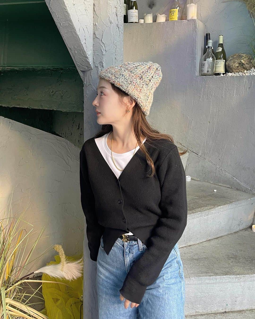 大田くるみさんのインスタグラム写真 - (大田くるみInstagram)「ウエストがキュッてなってて、 ハイゲージニットのリブ素材で だけど程良いゆったり感で肉感拾わなくて、 Vネックで首スッキリの 最強着痩せカーディガンが 来週発売するよ〜！！🤍🥹  中にロンT入れてもいいし、 一枚で着てもよし。（最後の写真！👉） 発売したらまたお知らせするね🤍  この日はあやかと新大久保行って "YouTuberモッパンセット"を 食べたんだけど笑 本当に美味しすぎて幸せだった……🩵  また韓国料理ASMRの動画、撮らなきゃね。笑 . . . #骨格ストレート #骨ストコーデ  #骨スト大勝利  #骨格ストレートコーデ  #低身長コーデ #新大久保」11月3日 20時34分 - kurumimi1113