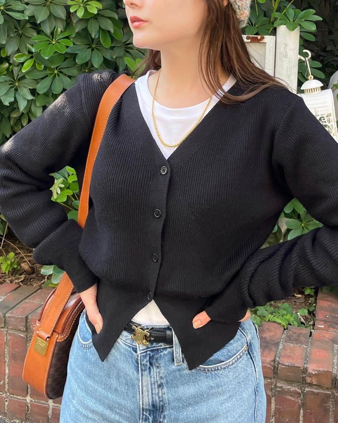 大田くるみさんのインスタグラム写真 - (大田くるみInstagram)「ウエストがキュッてなってて、 ハイゲージニットのリブ素材で だけど程良いゆったり感で肉感拾わなくて、 Vネックで首スッキリの 最強着痩せカーディガンが 来週発売するよ〜！！🤍🥹  中にロンT入れてもいいし、 一枚で着てもよし。（最後の写真！👉） 発売したらまたお知らせするね🤍  この日はあやかと新大久保行って "YouTuberモッパンセット"を 食べたんだけど笑 本当に美味しすぎて幸せだった……🩵  また韓国料理ASMRの動画、撮らなきゃね。笑 . . . #骨格ストレート #骨ストコーデ  #骨スト大勝利  #骨格ストレートコーデ  #低身長コーデ #新大久保」11月3日 20時34分 - kurumimi1113