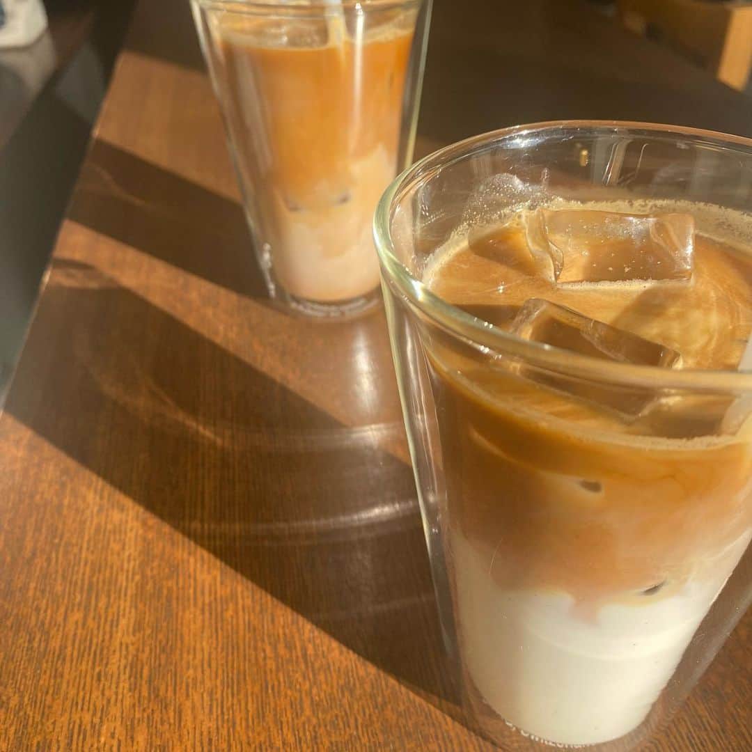 上野優華のインスタグラム：「日差しが温かくて気持ちいい日に 美味しいコーヒー☕️  #コーヒー #珈琲 #カフェラテ #Cafe #休日 #カフェ巡り #カフェ好き」