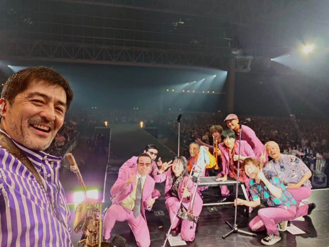のインスタグラム：「スカパラ テレビ朝日ドリームフェスティバル2023終了。総てのお客さんに感謝。素晴らしいポジティブ・エナジーで最初から最後まで楽しんでくれました。声の出せないドリフェスも参加していたので、声が出せる状況はやっぱり半端なく幸せ。俺にとってはそれが完全無欠のドリームでした。ありがとう！緑黄色社会の長屋さん参加の二曲も完璧でした。歌もトロンボーンもプロフェッショナル。おさはまじでおさだ！凄い。#テレ朝ドリフェス」