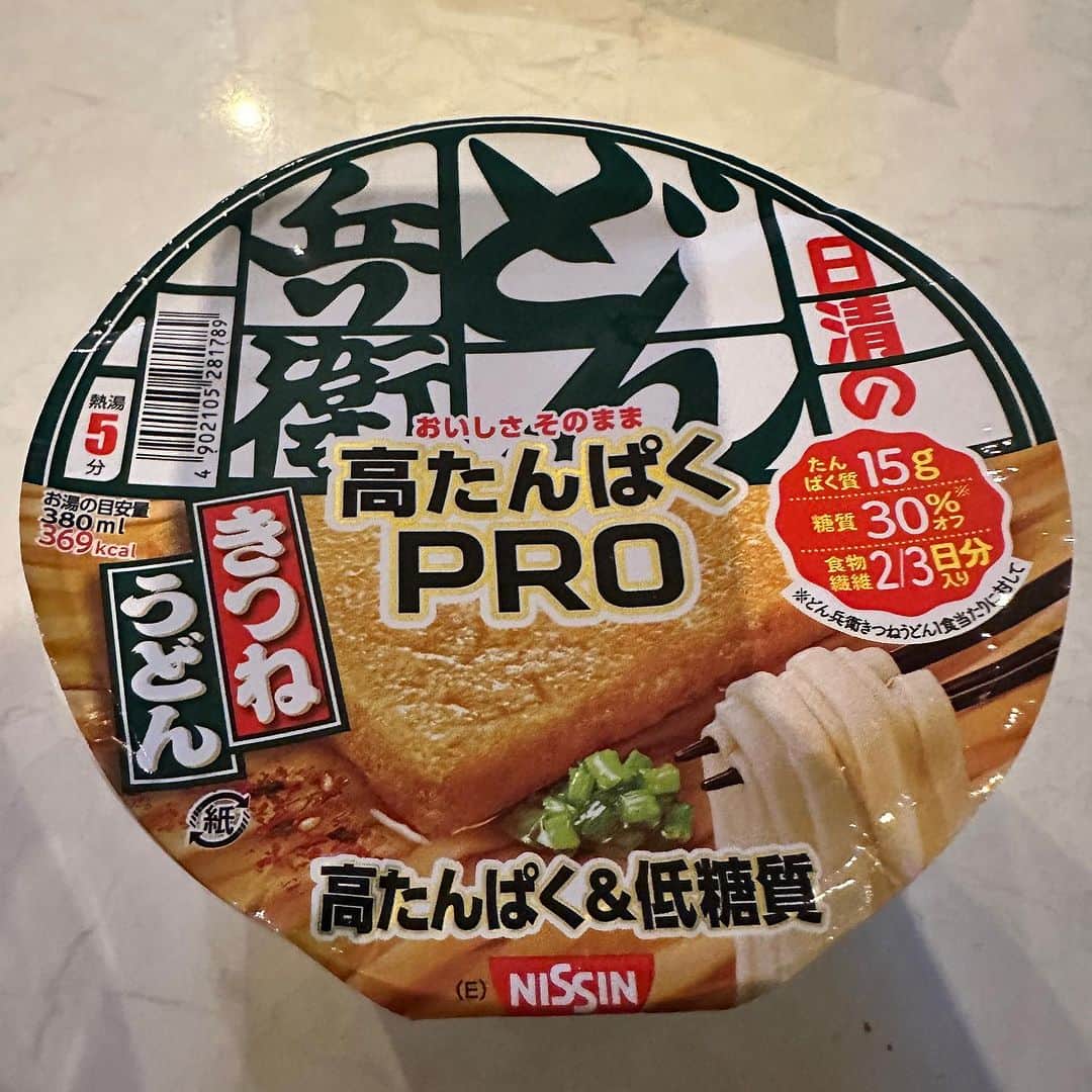 堀田祐美子のインスタグラム：「PROシリーズのどん兵衛  美味しいよ。  カロリーも普通のより低い。  @yumiko_hotta  @t_hearts2020  #堀田祐美子 #yumikohotta  #prowrestling  #プロレス #womansprowrestling  #女子プロレス  #hearts82 #thearts  #どん兵衛pro」