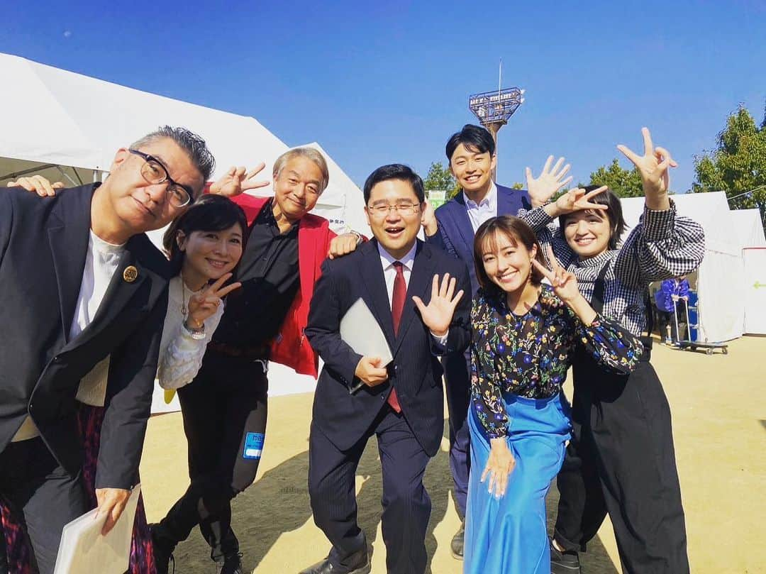 福島暢啓さんのインスタグラム写真 - (福島暢啓Instagram)「・  秋晴れ🌞 いや、真夏のような暑さの中 MBSラジオ秋まつり無事開催されました！ お越しいただいたみなさん、聴いてくださったみなさん ありがとうございました😊  Mラジのいつものメンバーから、 初めて参加のみなさんまで 久しぶりに長居公園へ集まってお話できて 楽しい1日でした♪  暑すぎて 途中で頭を氷水🧊で冷やして クールダウンする松井なのです。。 （まるでベレー帽のようですが😅）  ラジオネームで話しかけてくださった リスナーさん、ありがとうございます！  カレンダーサイン会に並んでくださった みなさん、ありがとうございます♪  そして、 エンディングで #浜村淳さん とご一緒できた時間も宝物です✨  去年、参加できなかった分 みなさんとお会いできたことに 心から感謝の1日でした❤️  #近藤光史さん#ヤマヒロさん#爛々萌々ちゃん#亀井希生#上泉雄一#松本麻衣子#福島のぶひろ#藤林温子#前田春香#中野広大 #松井愛#写真撮れなかったけど他にも大勢のタレントさんアナウンサー」11月3日 20時35分 - fukushimanobuhiro