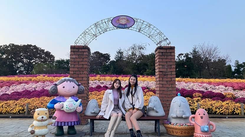 ８２１（ハニー）さんのインスタグラム写真 - (８２１（ハニー）Instagram)「カンナ　エマ  東武動物公園ウィンターイルミネーションで撮影をしてきました！ 撮影前のお花畑でのオフショ&ムービーをお届けします。  “めっちゃキレイ〜❣️”って何回言った？というくらい 🤩でした。💫  東武動物公園ウィンターイルミネーションは 来年の1月8日までやっています⭐️ ぜひ！見に行ってください。  #東武動物公園 #イルミネーション #東武公ウィンターイルミ #winterillumination #竹内カンナ　#朝比奈エマ」11月3日 20時37分 - 821honey_official