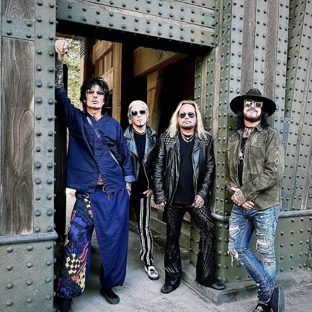 ニッキー・シックスのインスタグラム：「Quick shoot in Tokyo with @rosshalfin with the gang @tommylee @thevinceneil @john5official @motleycrue And KILLER crowd tonight. Thank you. 🇯🇵 ♥️🎶」