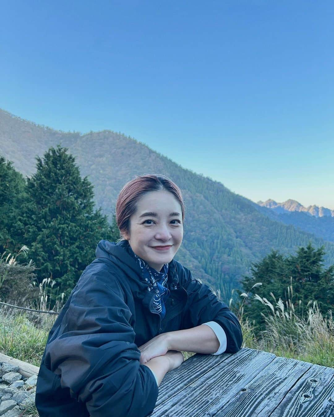 川島幸恵さんのインスタグラム写真 - (川島幸恵Instagram)「⛰️⛰️⛰️ ⁡ 大人になってからの初登山✨ 歩くのが好きなので、ハイキングはたまーに 行っていましたが🥾 ⁡ "初心者でも登りやすい"との事で、神奈川県の大山に 行ってきました😊 思っていたよりも険しい⚡️道のりでしたが、 頂上まで登りきったときの達成感💯 幻想的な景色も自分の足で歩いたからこそ、 ご褒美に感じます🙏 ⁡ 何よりも、空気が澄んでいて気持ち良くて いつものおにぎりが何倍も美味しい🍙🤤 自然の絶景に癒されて、ハマってしまいそう👀🌳 ⁡ ⁡ #大山登山 #大山山頂  #大山阿夫利神社  #国定公園  #登山 #ハイキング #休日 #休日の過ごし方」11月3日 20時37分 - sachie118