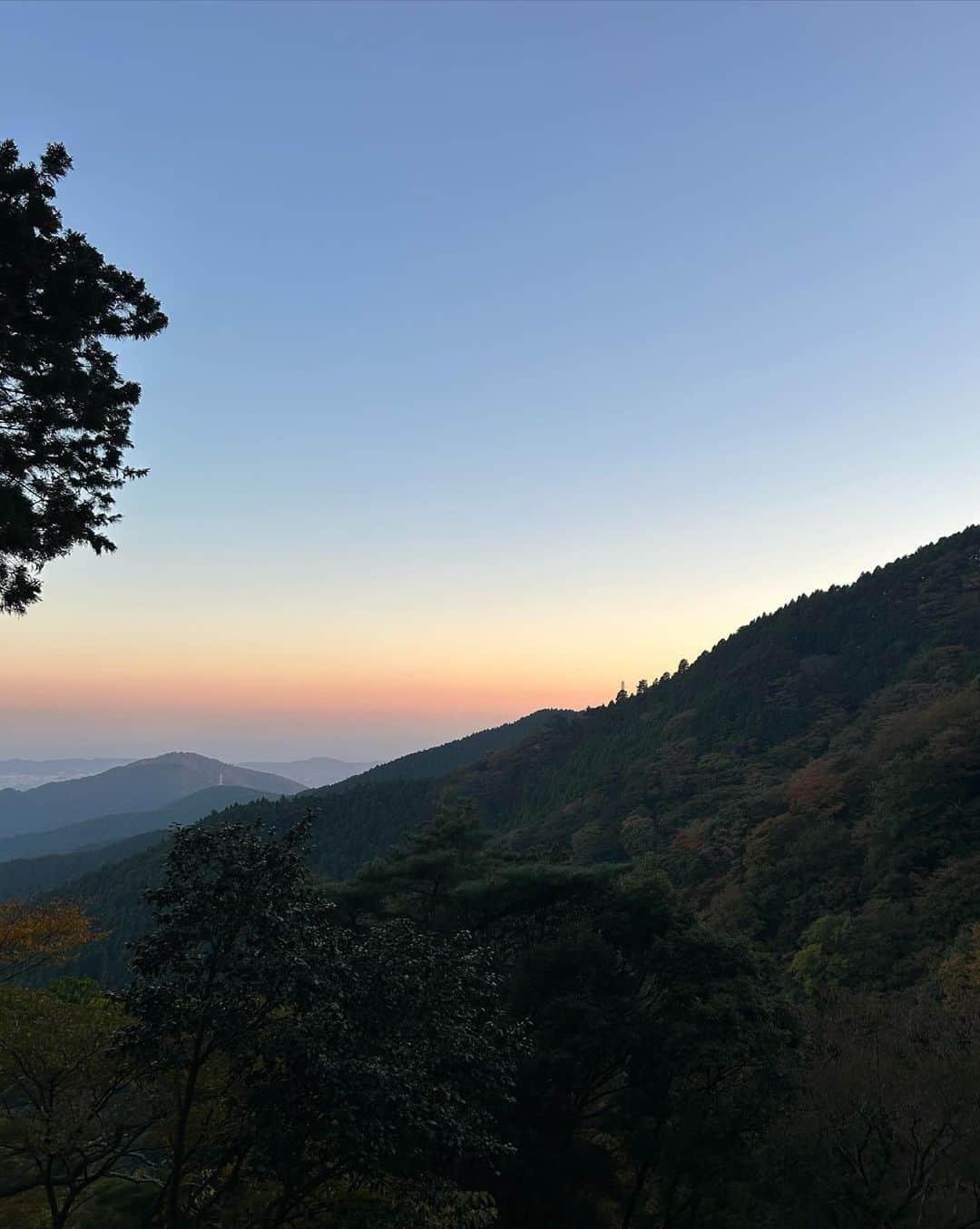 川島幸恵さんのインスタグラム写真 - (川島幸恵Instagram)「⛰️⛰️⛰️ ⁡ 大人になってからの初登山✨ 歩くのが好きなので、ハイキングはたまーに 行っていましたが🥾 ⁡ "初心者でも登りやすい"との事で、神奈川県の大山に 行ってきました😊 思っていたよりも険しい⚡️道のりでしたが、 頂上まで登りきったときの達成感💯 幻想的な景色も自分の足で歩いたからこそ、 ご褒美に感じます🙏 ⁡ 何よりも、空気が澄んでいて気持ち良くて いつものおにぎりが何倍も美味しい🍙🤤 自然の絶景に癒されて、ハマってしまいそう👀🌳 ⁡ ⁡ #大山登山 #大山山頂  #大山阿夫利神社  #国定公園  #登山 #ハイキング #休日 #休日の過ごし方」11月3日 20時37分 - sachie118