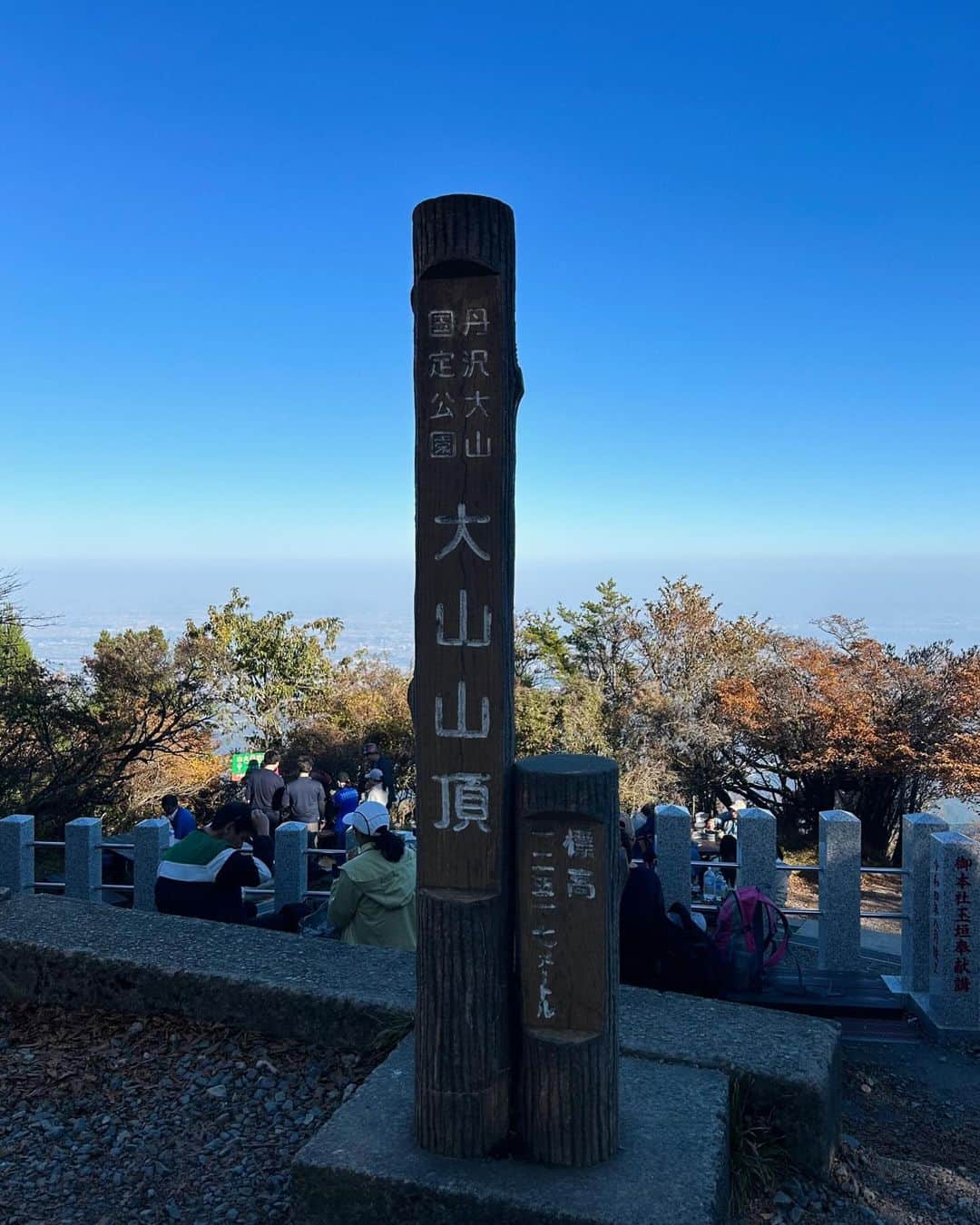 川島幸恵さんのインスタグラム写真 - (川島幸恵Instagram)「⛰️⛰️⛰️ ⁡ 大人になってからの初登山✨ 歩くのが好きなので、ハイキングはたまーに 行っていましたが🥾 ⁡ "初心者でも登りやすい"との事で、神奈川県の大山に 行ってきました😊 思っていたよりも険しい⚡️道のりでしたが、 頂上まで登りきったときの達成感💯 幻想的な景色も自分の足で歩いたからこそ、 ご褒美に感じます🙏 ⁡ 何よりも、空気が澄んでいて気持ち良くて いつものおにぎりが何倍も美味しい🍙🤤 自然の絶景に癒されて、ハマってしまいそう👀🌳 ⁡ ⁡ #大山登山 #大山山頂  #大山阿夫利神社  #国定公園  #登山 #ハイキング #休日 #休日の過ごし方」11月3日 20時37分 - sachie118