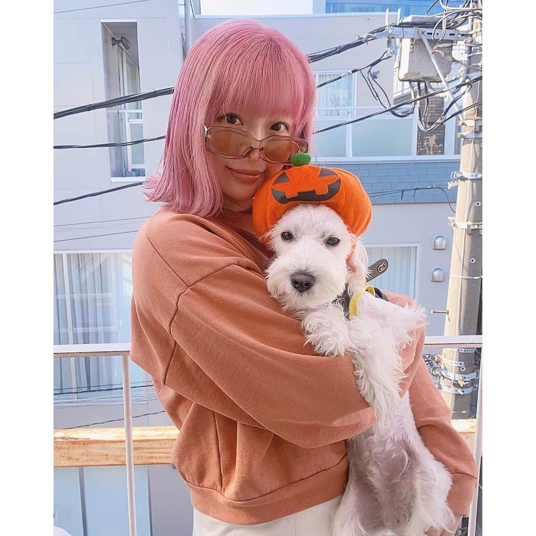 bettie'sclubのインスタグラム：「pail pink🩷 @kyarypappa  カラーメンテナンスしました。 いつもありがとう。ハロウィン前だったから一緒に来た　@jini__0721 もこの日は🎃で。いつもありがとう。 #Bettie #bettiehair」