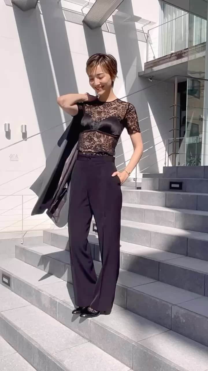 のインスタグラム：「オールブラックでスーツに合わせた EVY ランジェリー🖤  展示会の中日は、キリッと気持ちを引き締めて このコーデで立ちました。 ハンサムなfemininityを出せたら嬉しいな☺️  #チヨノアン #chiyonoanne」