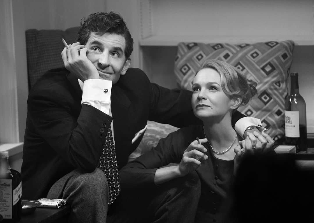 Vogue Españaのインスタグラム：「Ya tenemos nuevas imágenes de 'Maestro', la próxima película de @netflixes con Bradley Cooper como director. Con el propio Cooper también como protagonista junto a Carey Mulligan, la cinta gira en torno a la vida del compositor Leonard Bernstein (responsable de la partitura de títulos como 'West Side Story').  {Te contamos todos los detalles sobre el proyecto en el link de la bio} Fotos: Cortesía de Netflix Texto: @albertosisi」